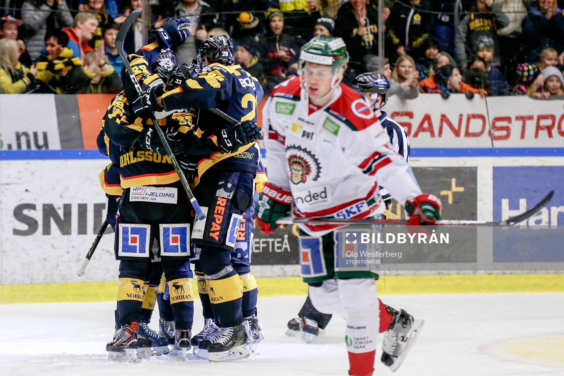 Skellefteås Pontus Petterström jublar med lagkamrater