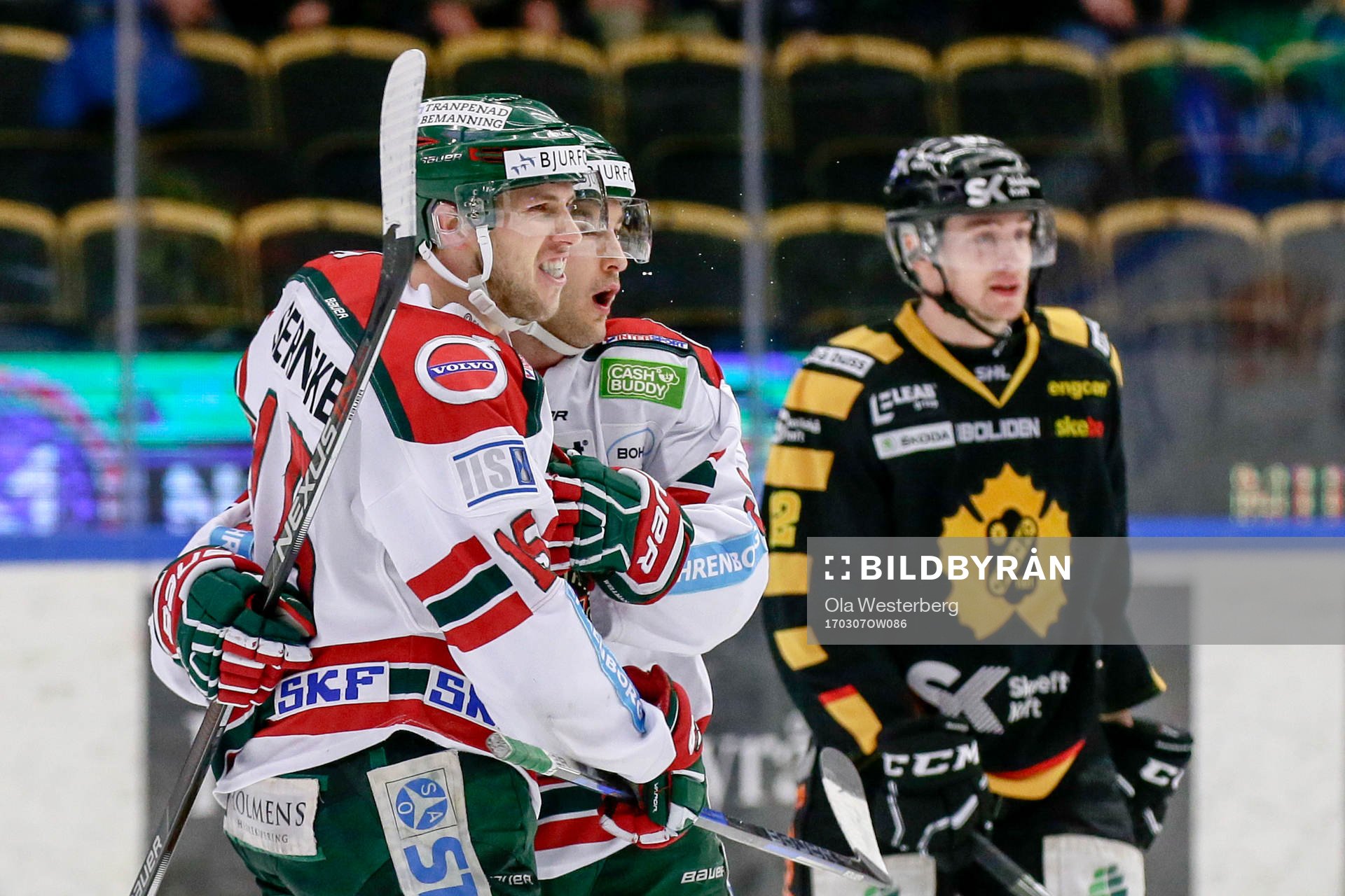 Frölundas Casey Wellman och Matt Donovan jublar