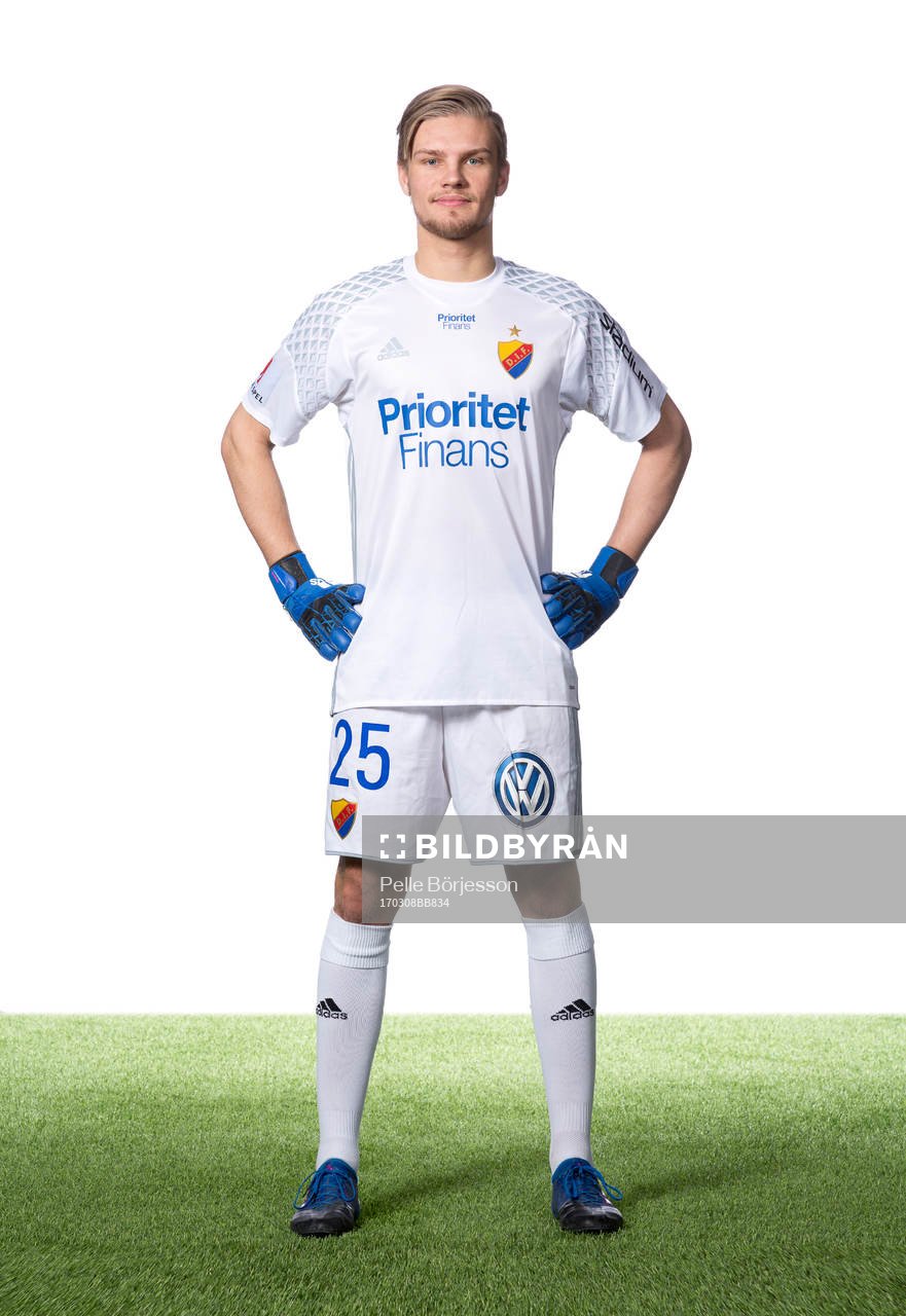 Djurgårdens målvakt Oscar Jonsson poserar för ett porträtt den 8 mars 2017 i Stockholm.