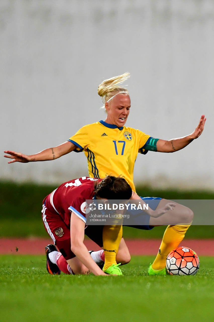 Sveriges Caroline Seger och Rysslands Natalia Mashina