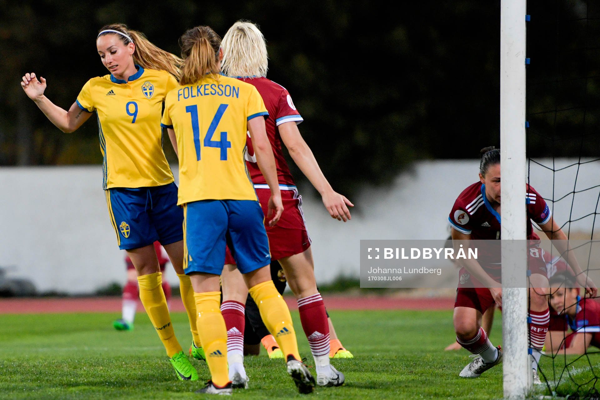 Sveriges Kosovare Asllani jublar