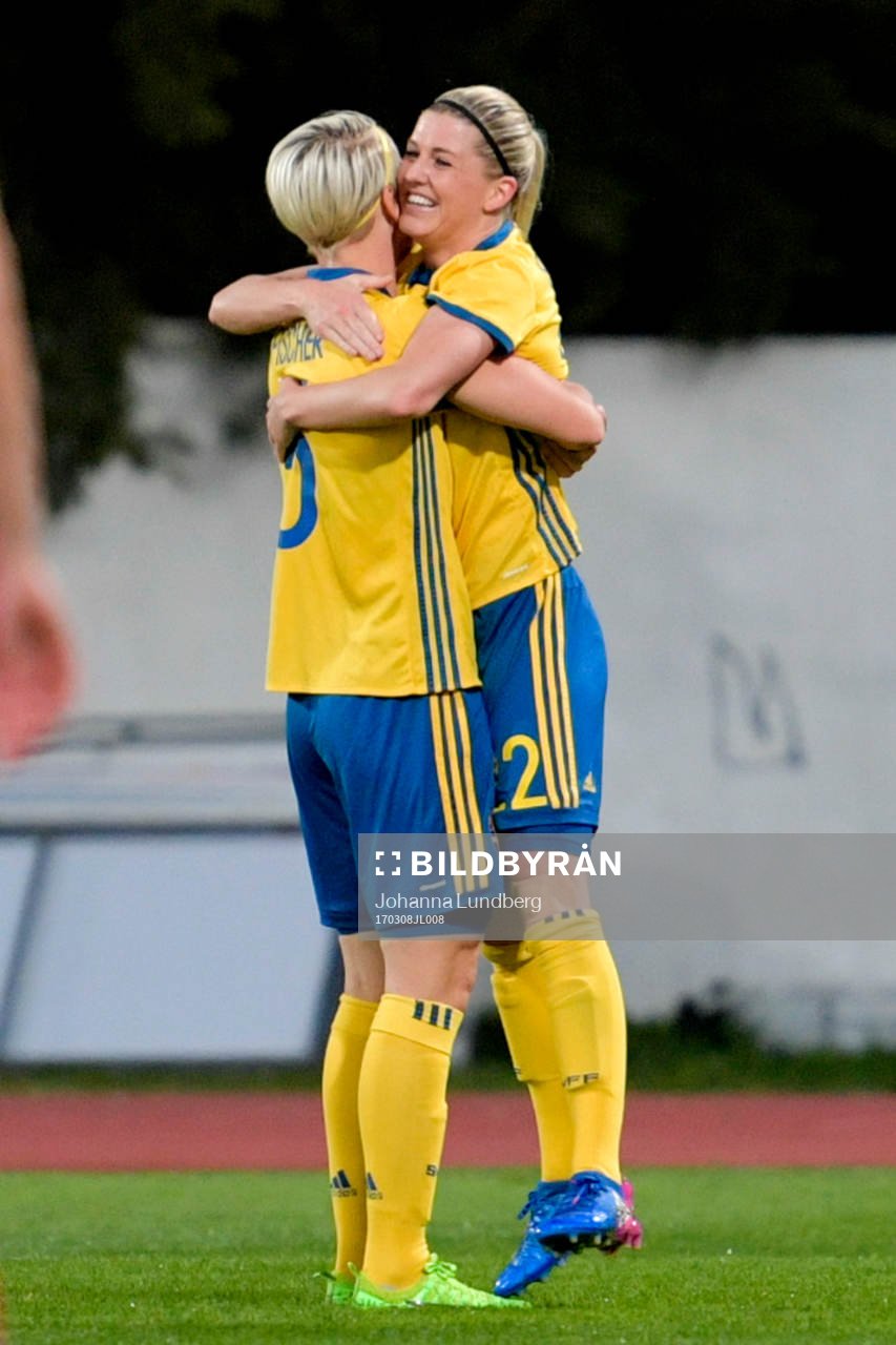 Sveriges Olivia Schough och Nilla Fischer jublar