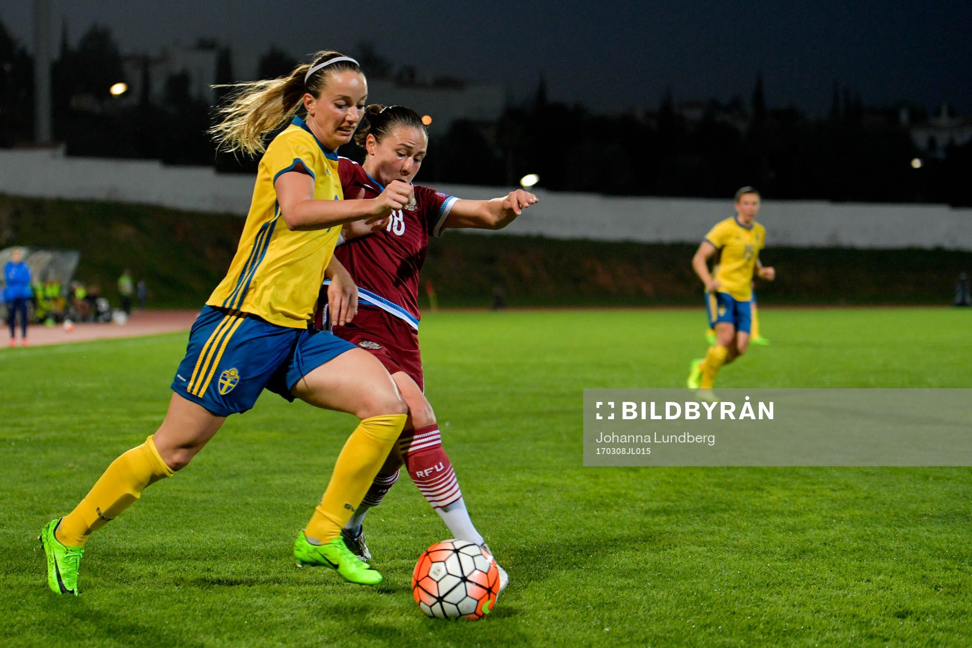 Sveriges Kosovare Asllani och Rysslands Elvira Ziiastinova