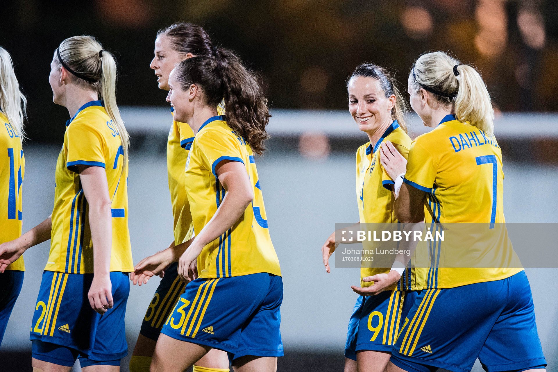 Sveriges Kosovare Asllani jublar med Lisa Dahlkvist, Lotta Schelin och Hanne Gråhns efter att hon har gjort 0-3 under en fotbollsmatch i Algarve Cup mellan Sverige och Ryssland den 8 mars 2017 i Albufeira.