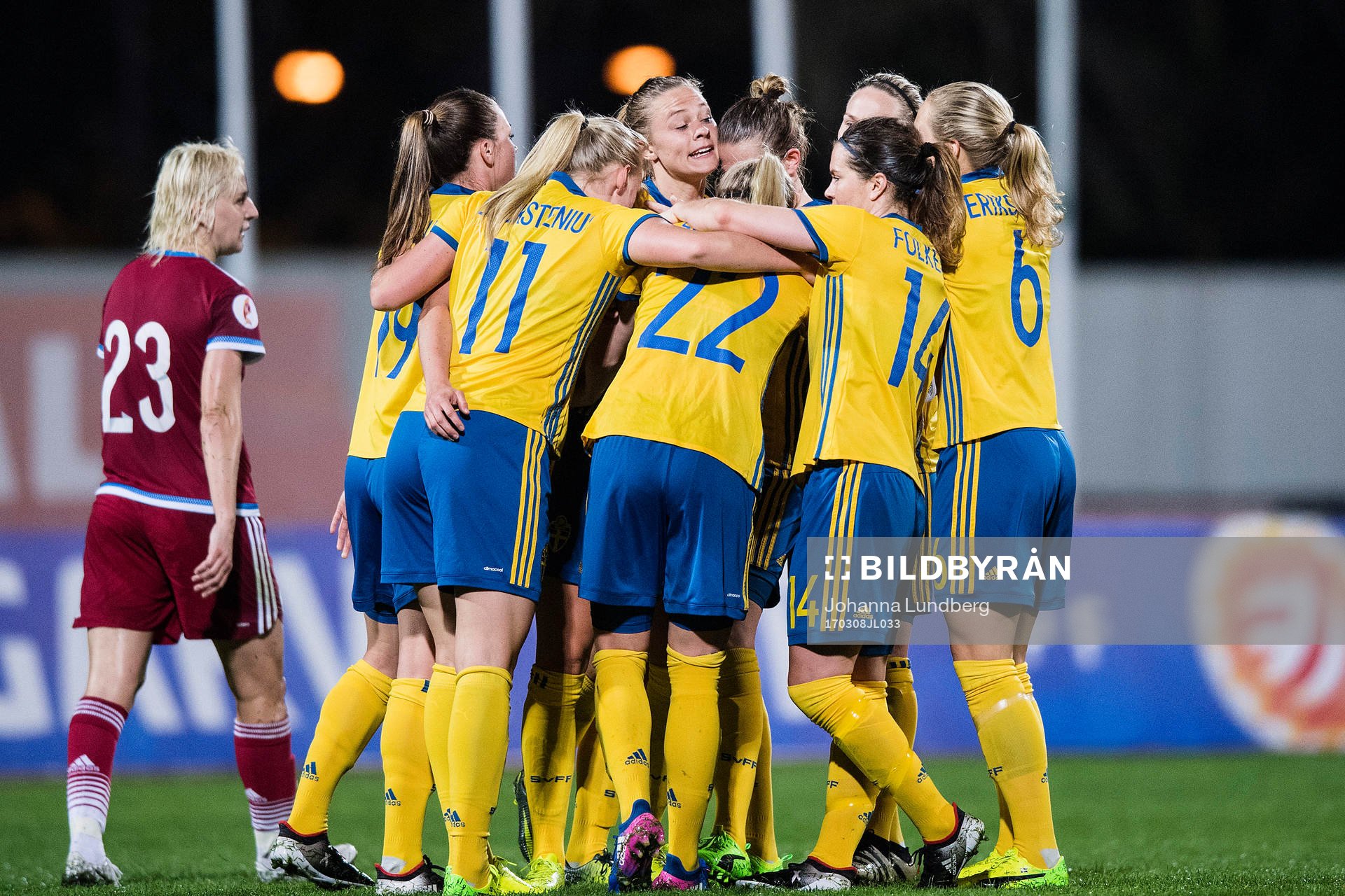 Sveriges Fridolina Rolfö jublar med Stina Blackstenius,