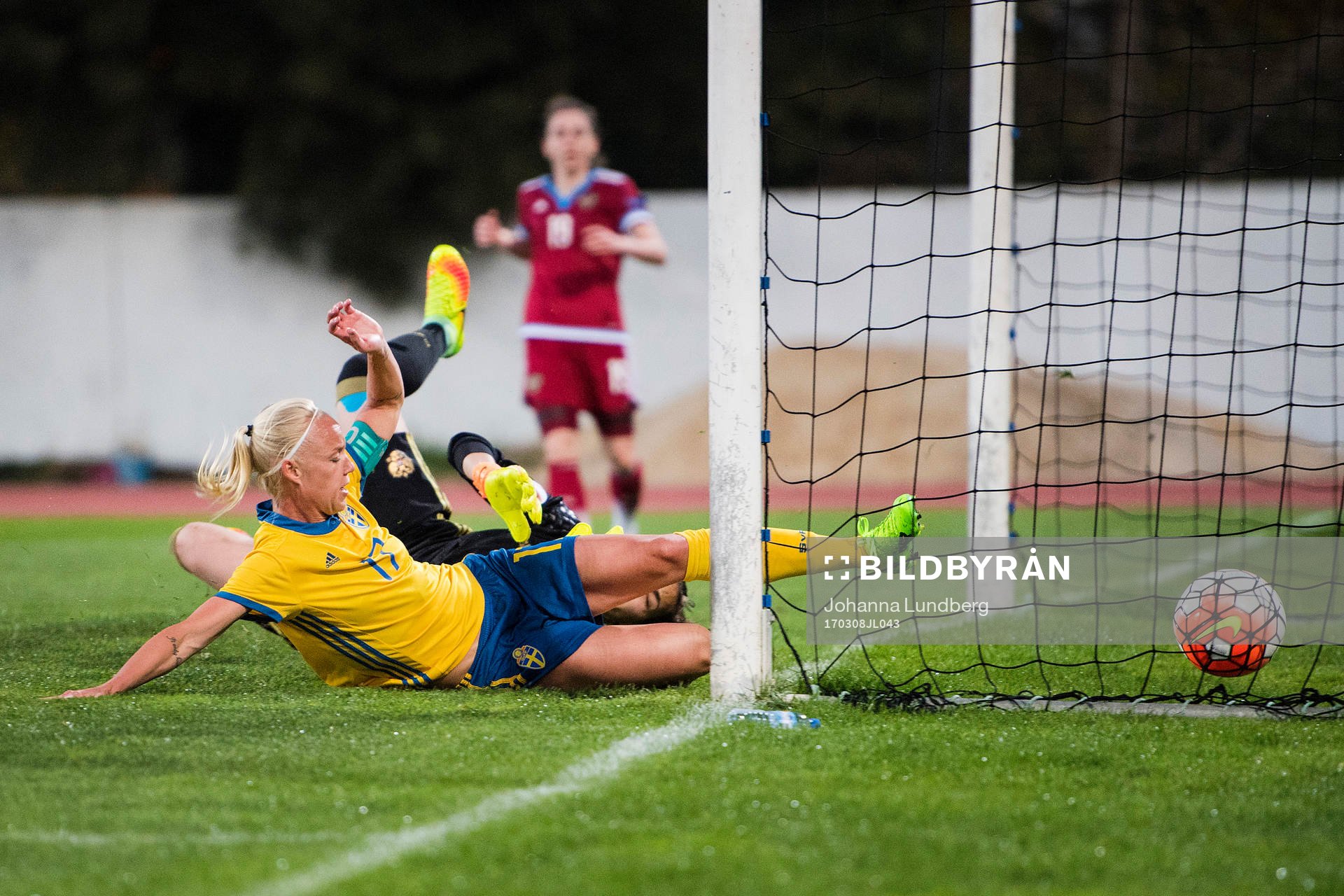Sveriges Caroline Seger ser 2-0 av Nilla Fischer  (ej i