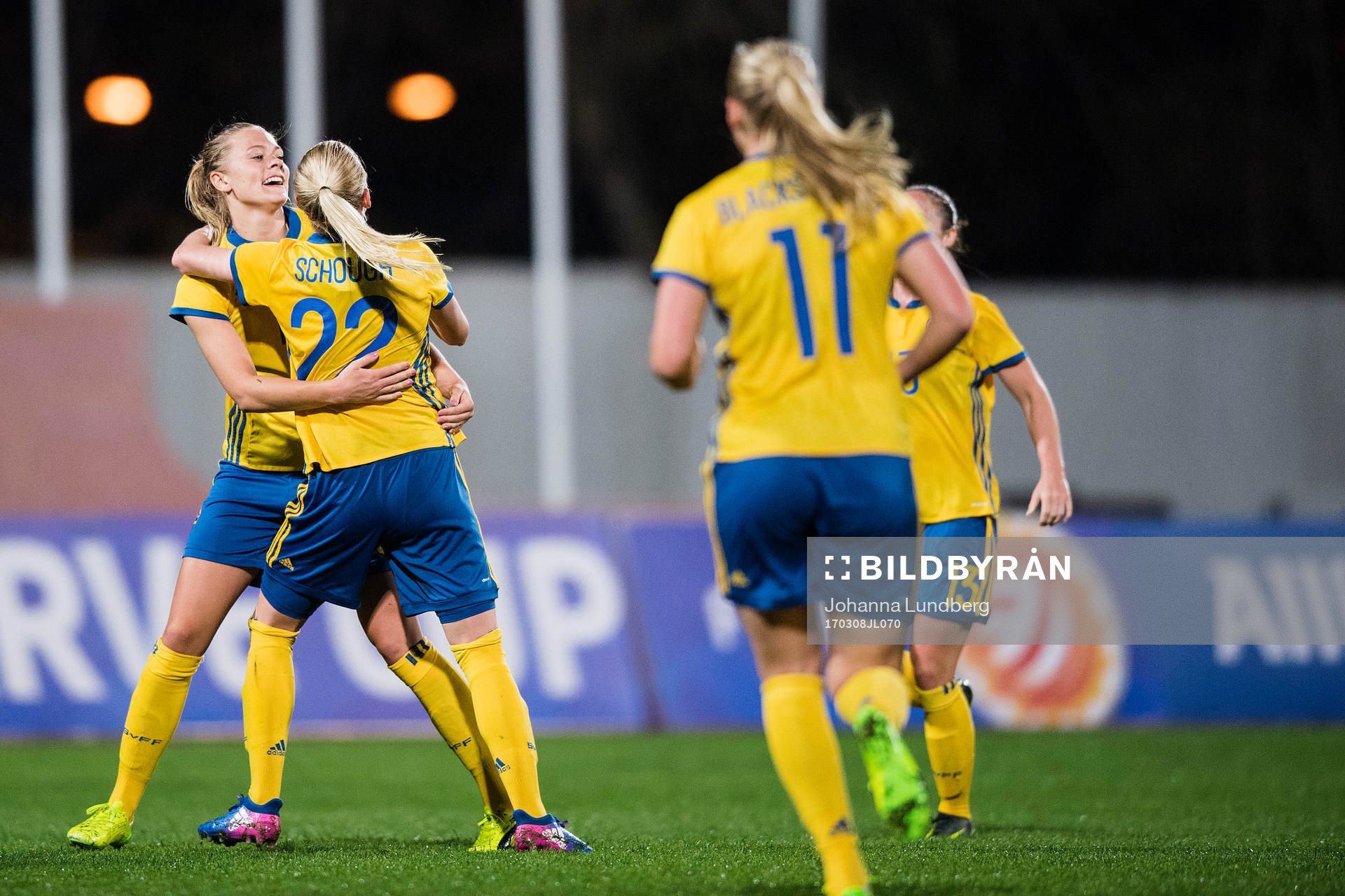 Sveriges Fridolina Rolfö  och Olivia Schough jublar efter 4-0 under en fotbollsmatch i Algarve Cup mellan Sverige och Ryssland den 8 mars 2017 i Albufeira.