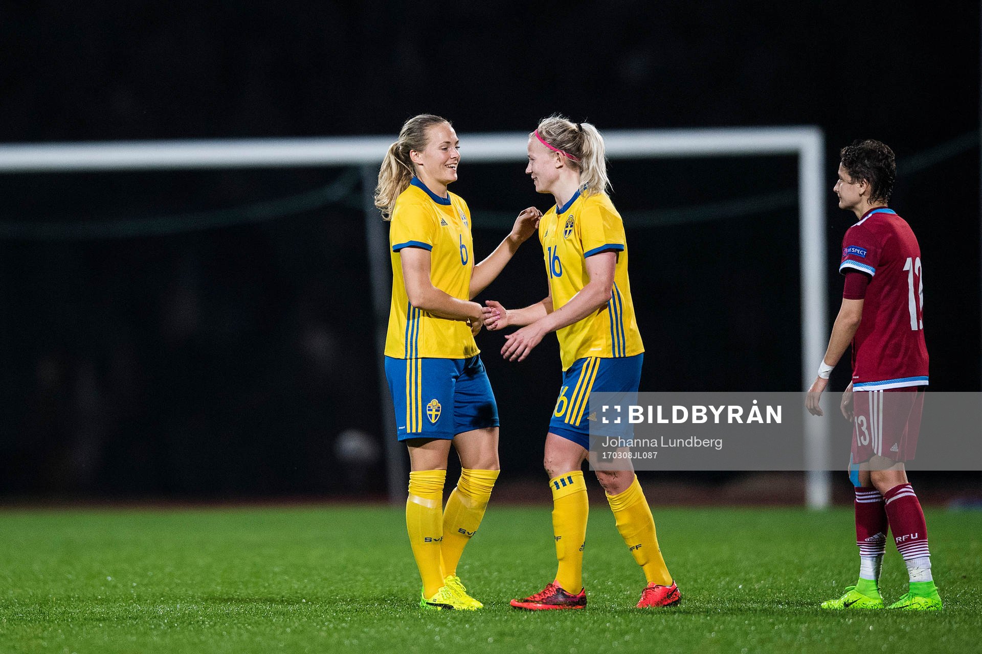 Sveriges Magdalena Eriksson och Hanna Glas jublar efter en fotbollsmatch i Algarve Cup mellan Sverige och Ryssland den 8 mars 2017 i Albufeira.
