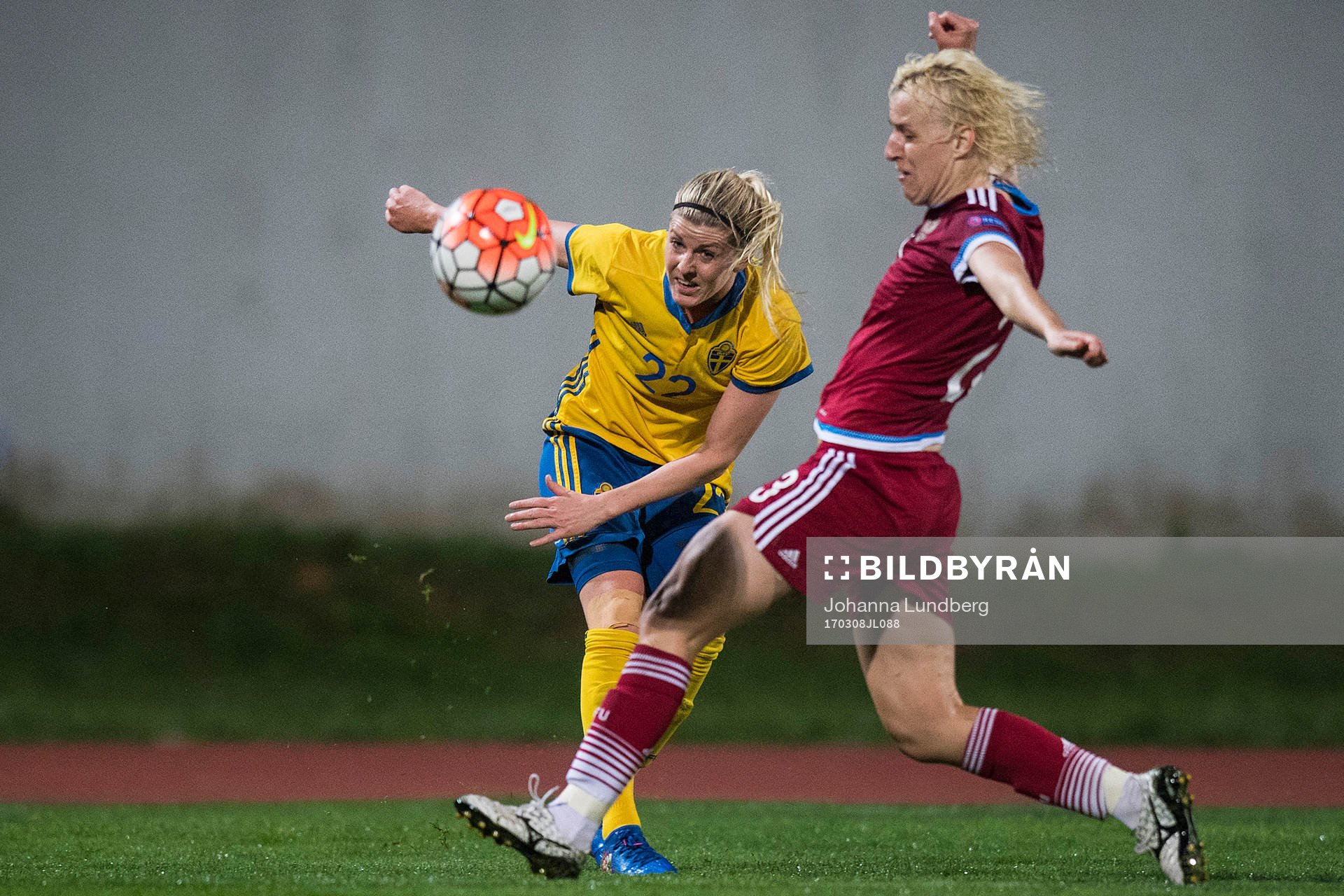 Sveriges Olivia Schough och Rysslands Elena Morozova under en fotbollsmatch i Algarve Cup mellan Sverige och Ryssland den 8 mars 2017 i Albufeira.