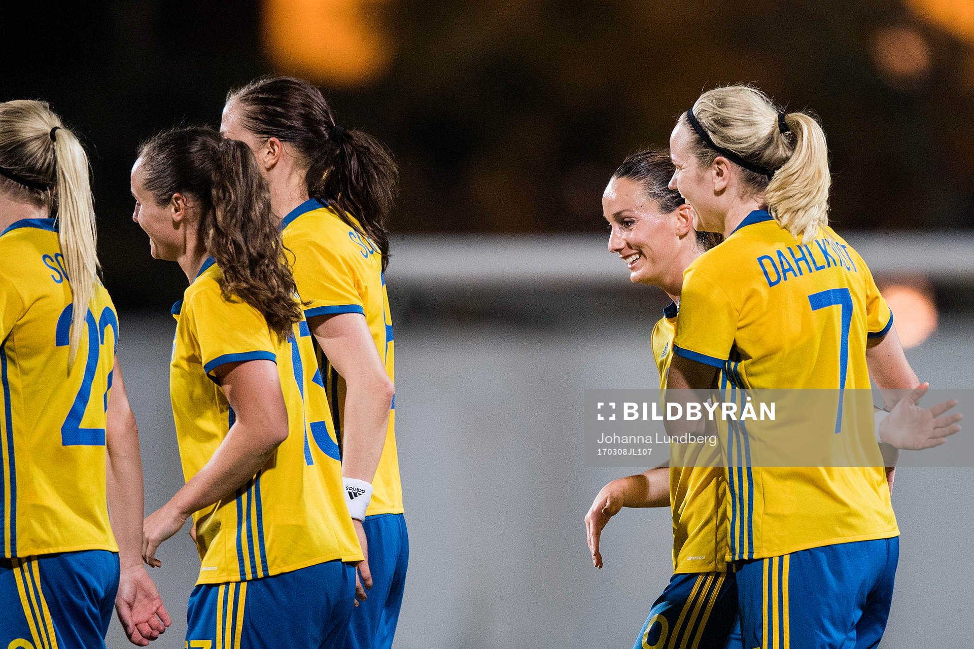 Sveriges Kosovare Asllani jublar med Lisa Dahlkvist, Lotta