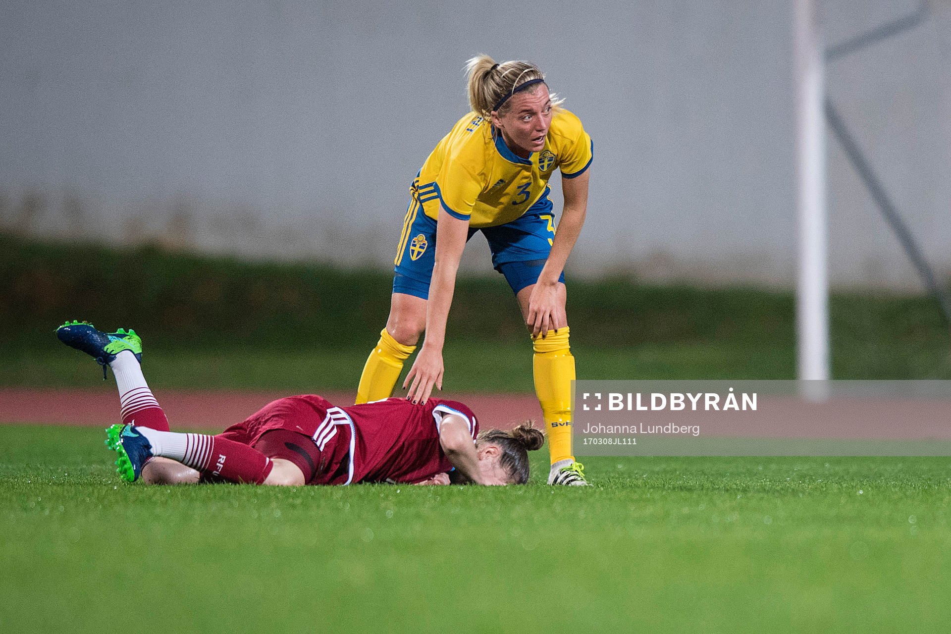 Sveriges Linda Sembrant ser till en rysk spelare