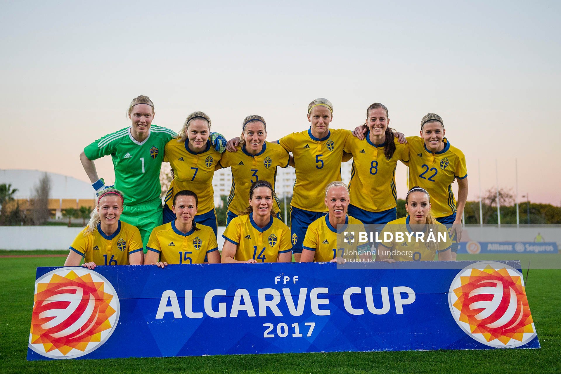 Sveriges spelare ställer upp för en lagbild. Övre raden