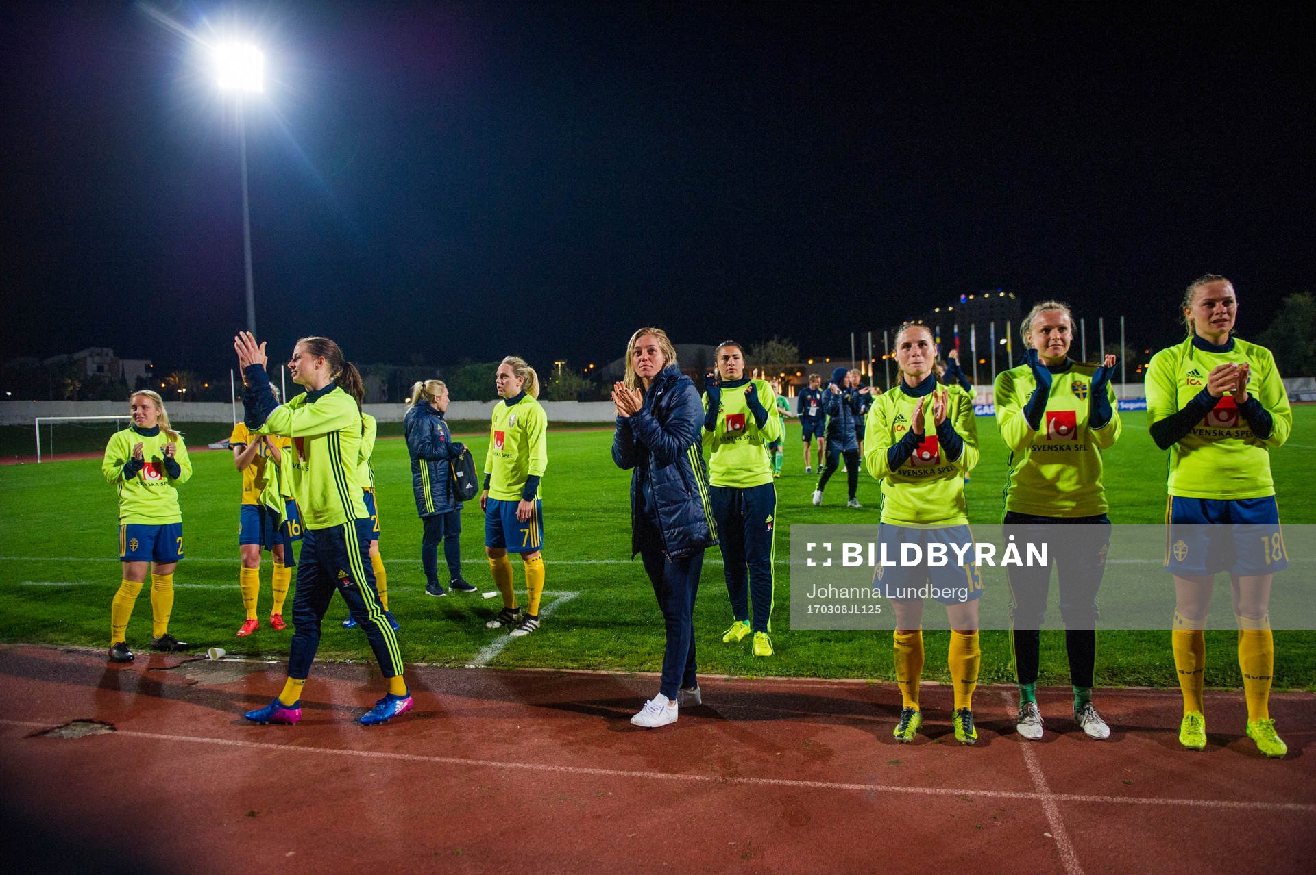 Sveriges spelare tackar publiken