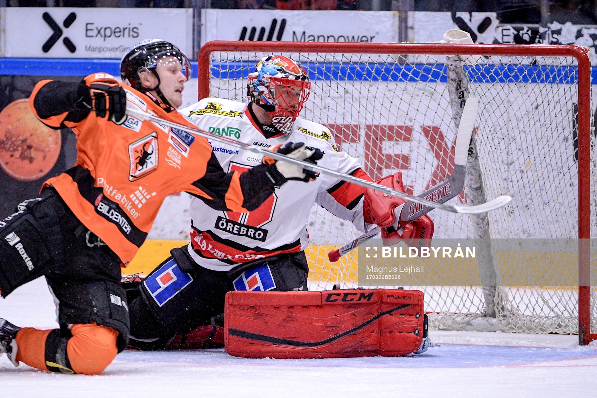 Karlskronas Emil Lundberg och Örebros målvakt Julius