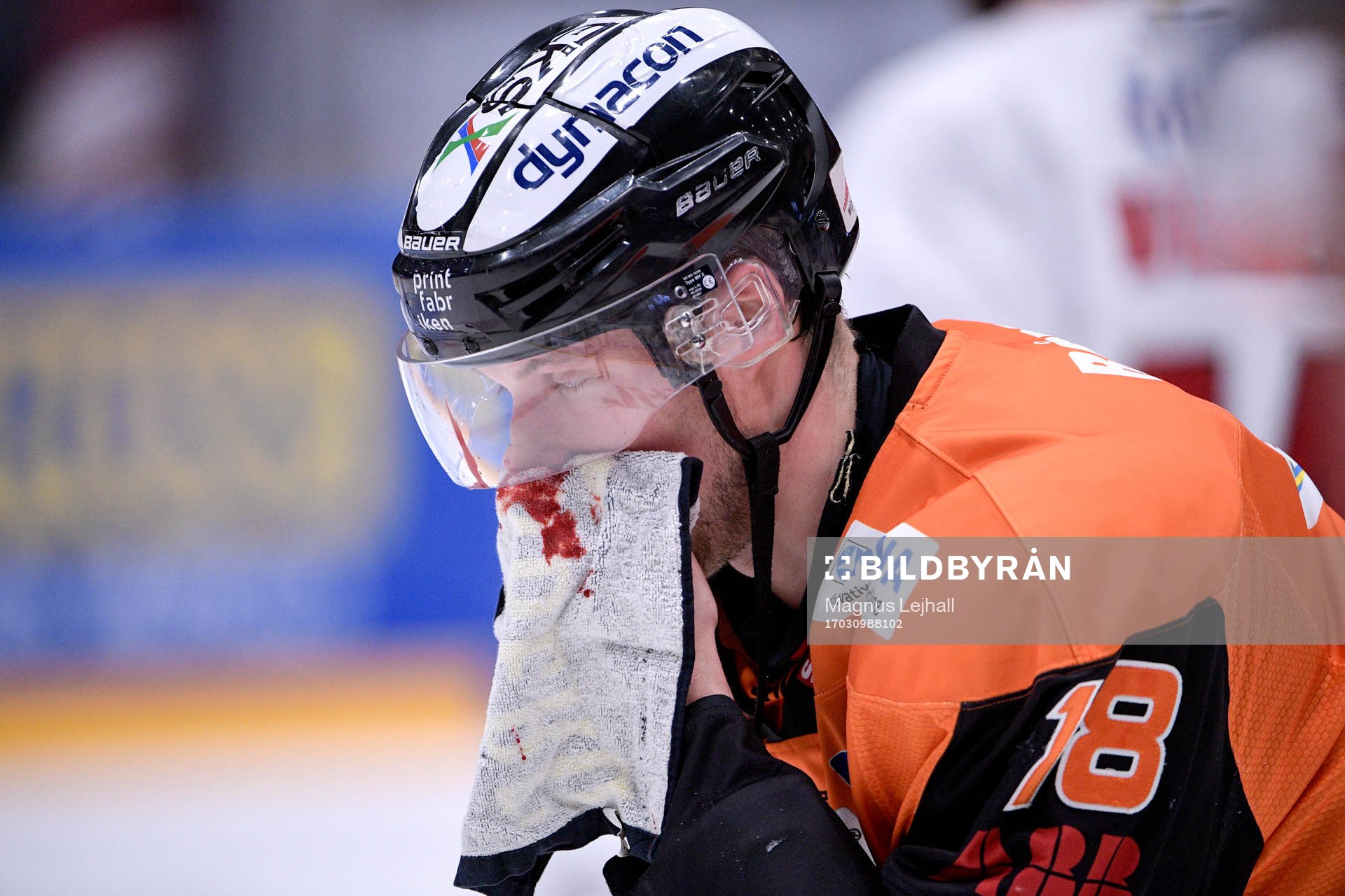 Karlskronas Emil Larsson blöder