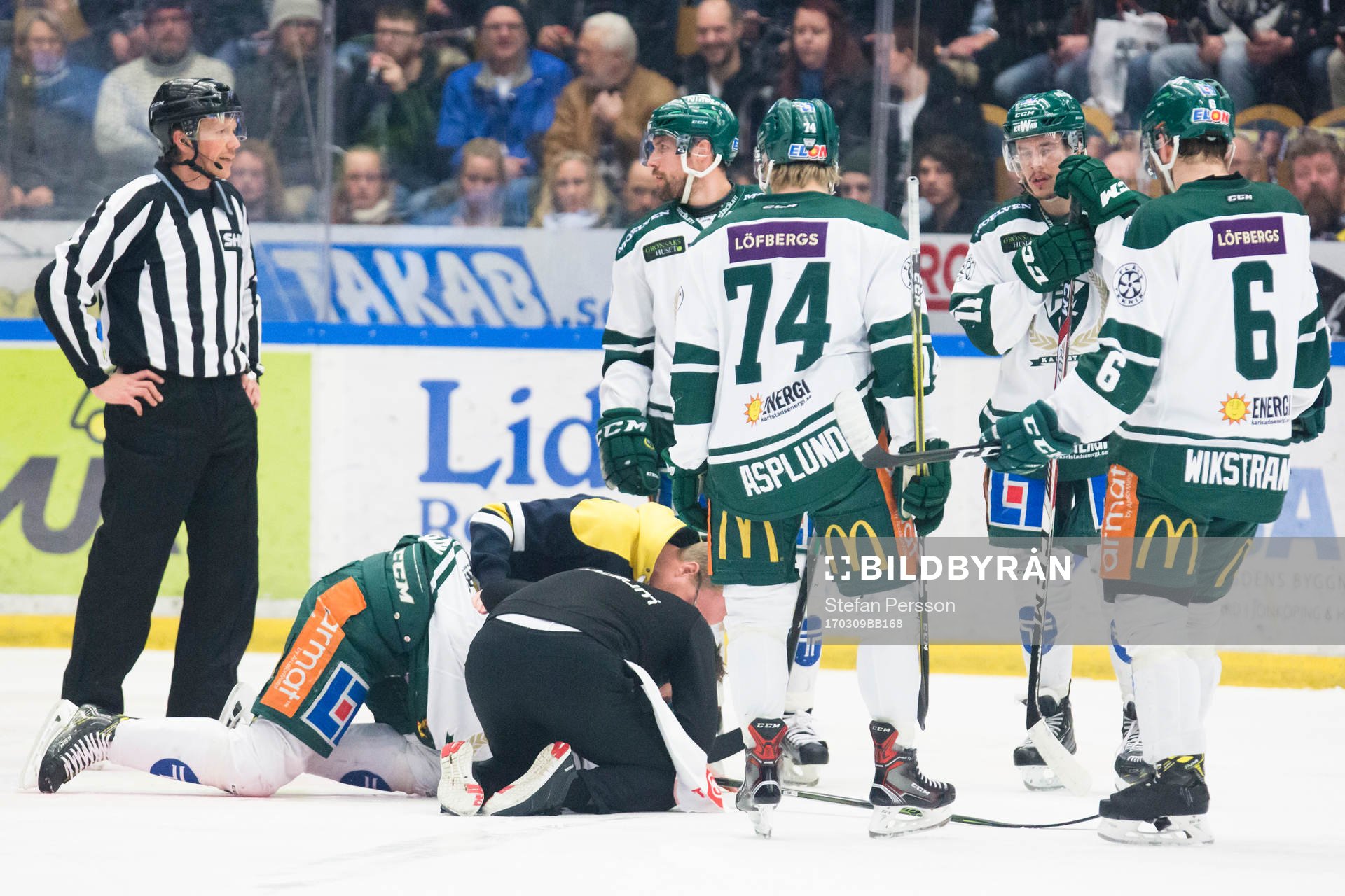 Färjestads John Persson leds av isen