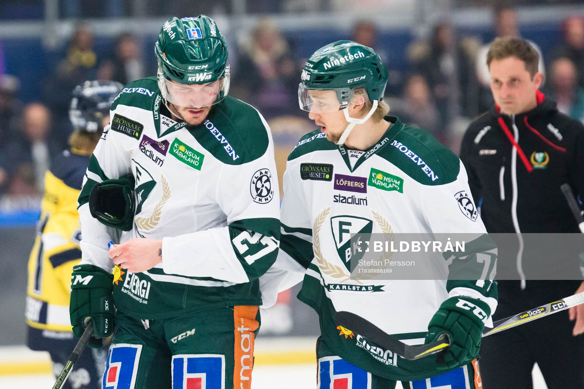 Färjestads John Persson leds av isen