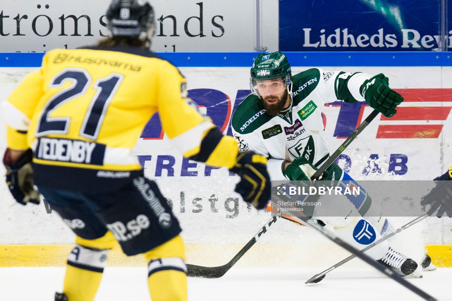 Färjestads Milan Gulas med pucken