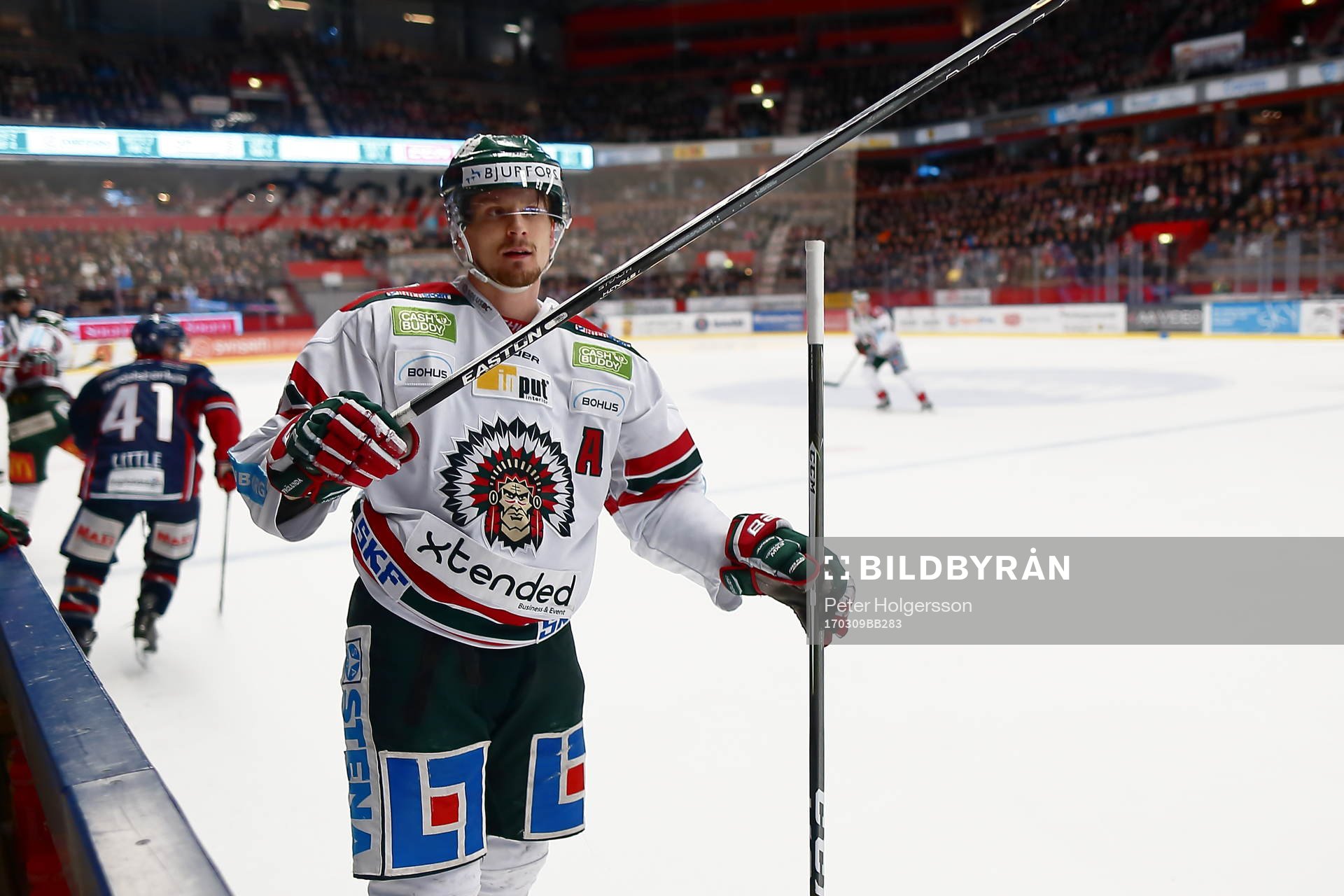 Frölundas Nicklas Lasu med Linköpings Anssi Salmelas