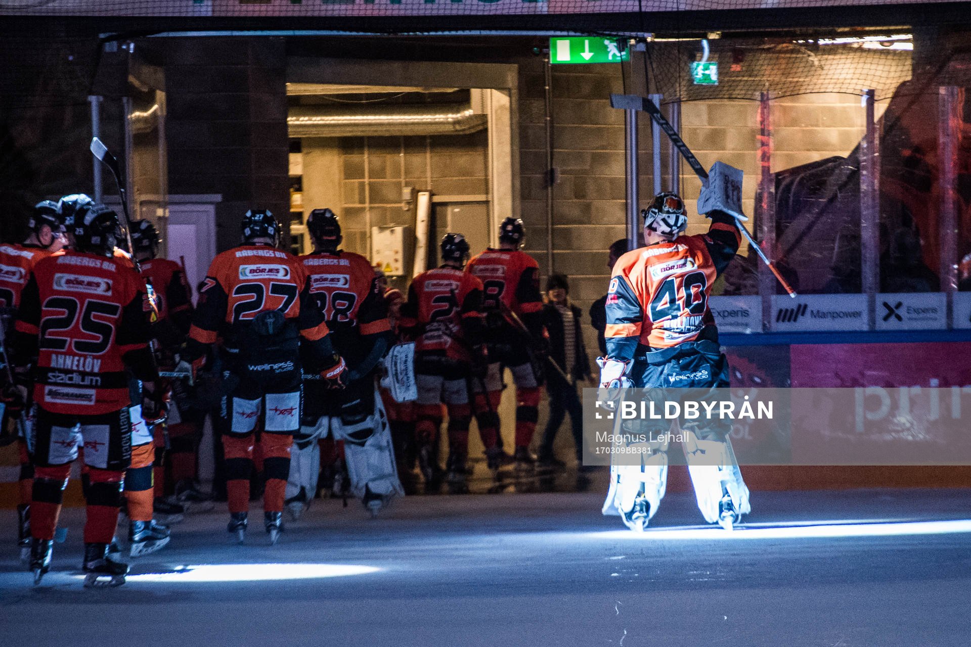 Karlskronas målvakt Johan Holmqvist lämnar isen