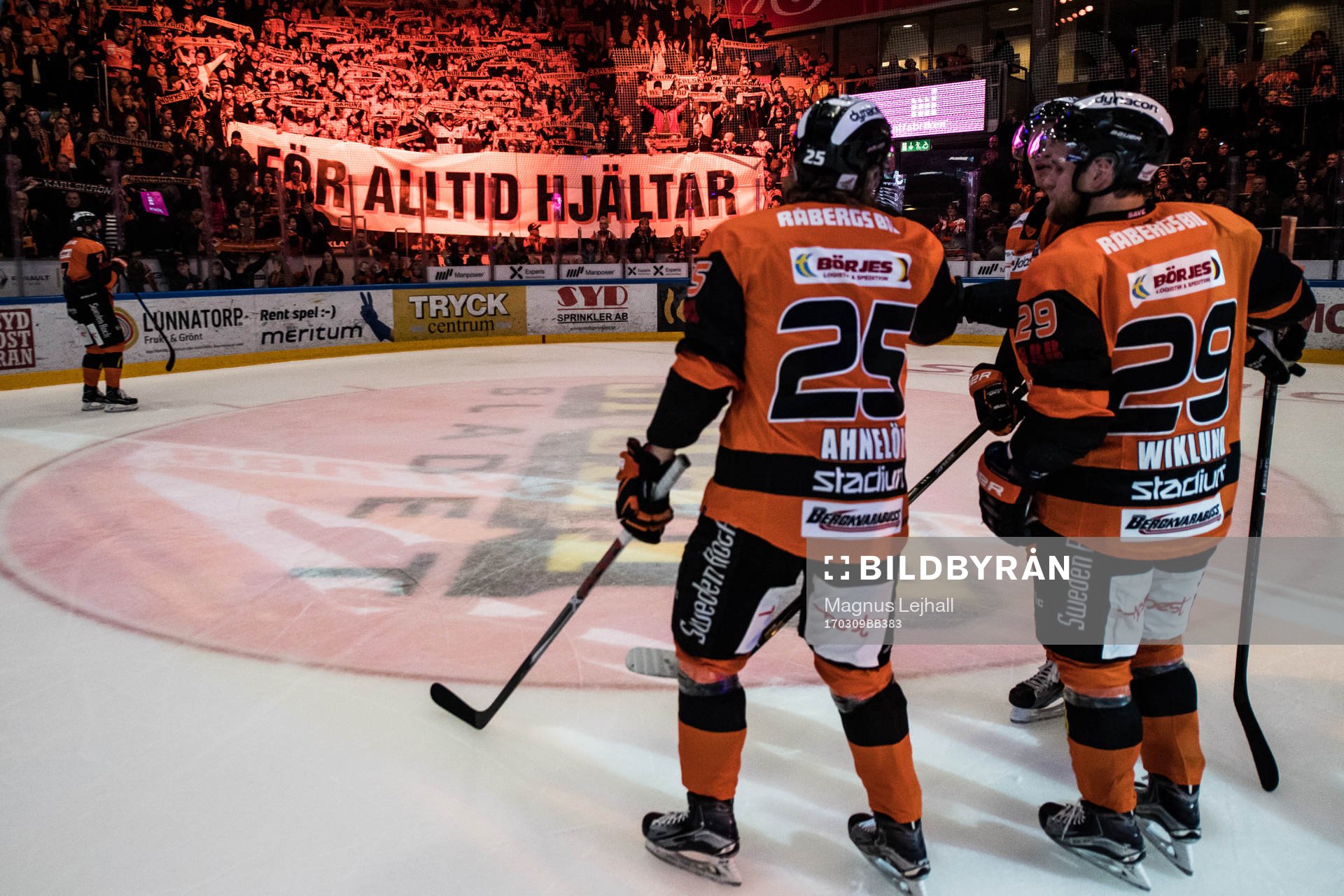 fansen tackar laget med tifo