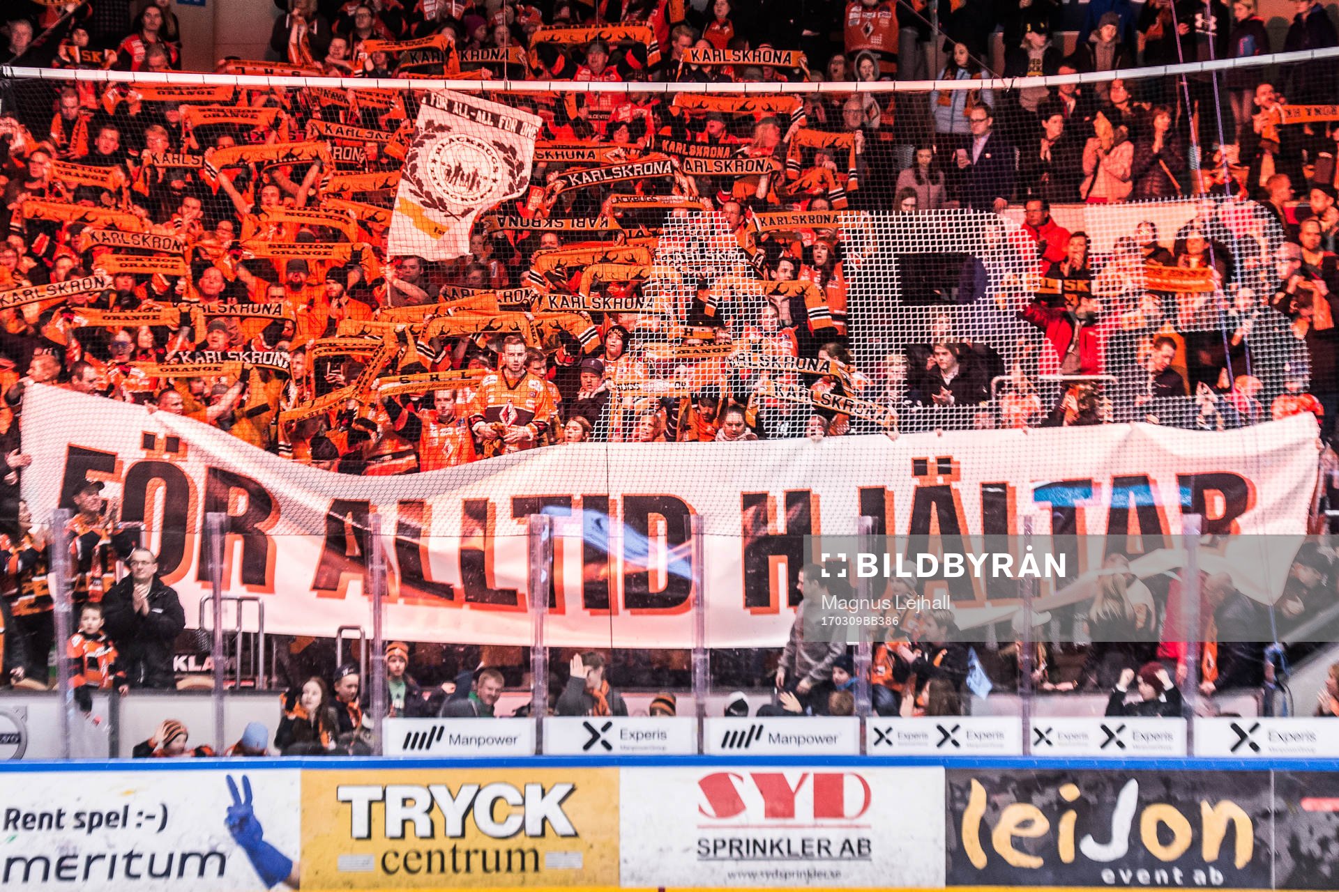 fansen tackar laget med tifo