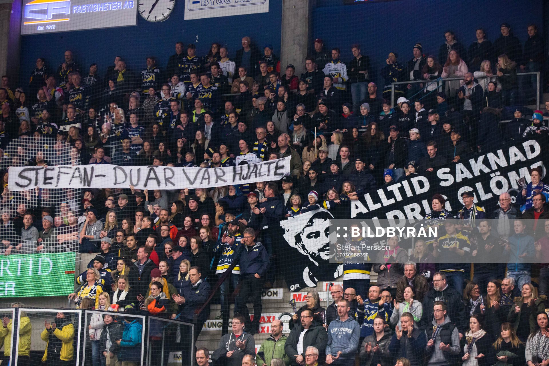 s supportrar hyllar Stefan Liv