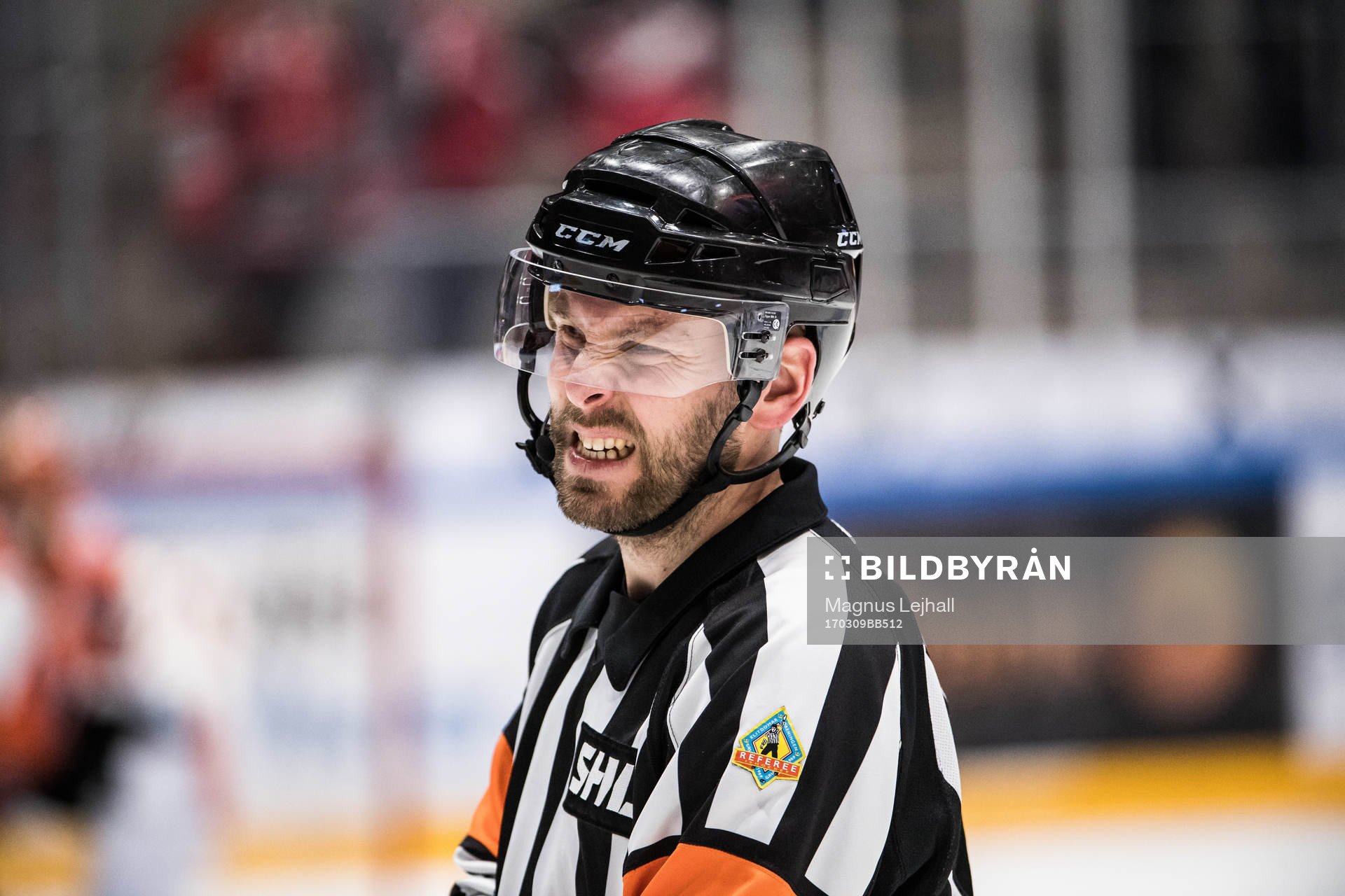 Domare Marcus Linde grinar illa och har ont