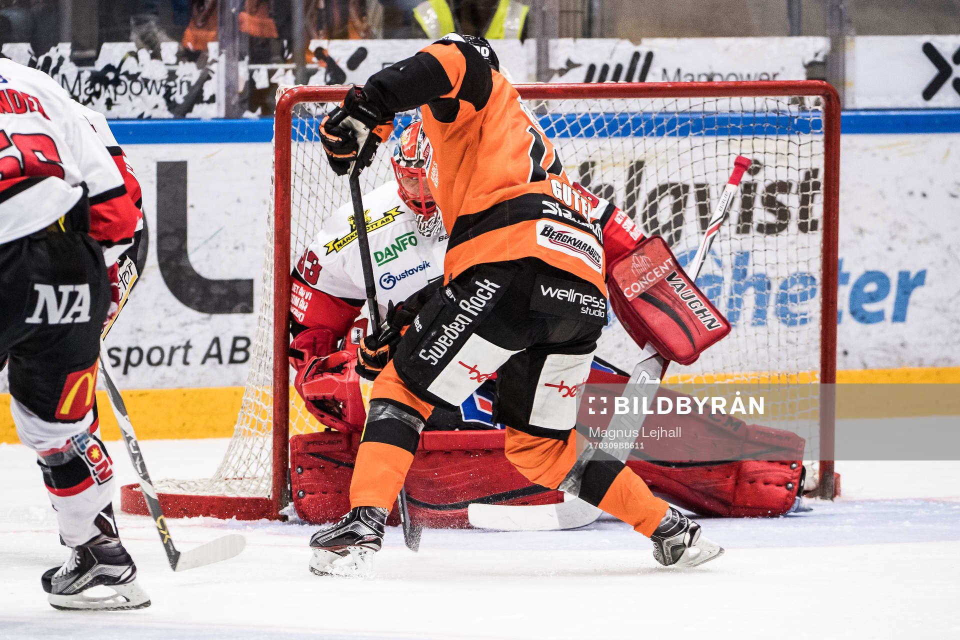 Karlskronas Mattias Guter  oroar framför Örebros målvakt