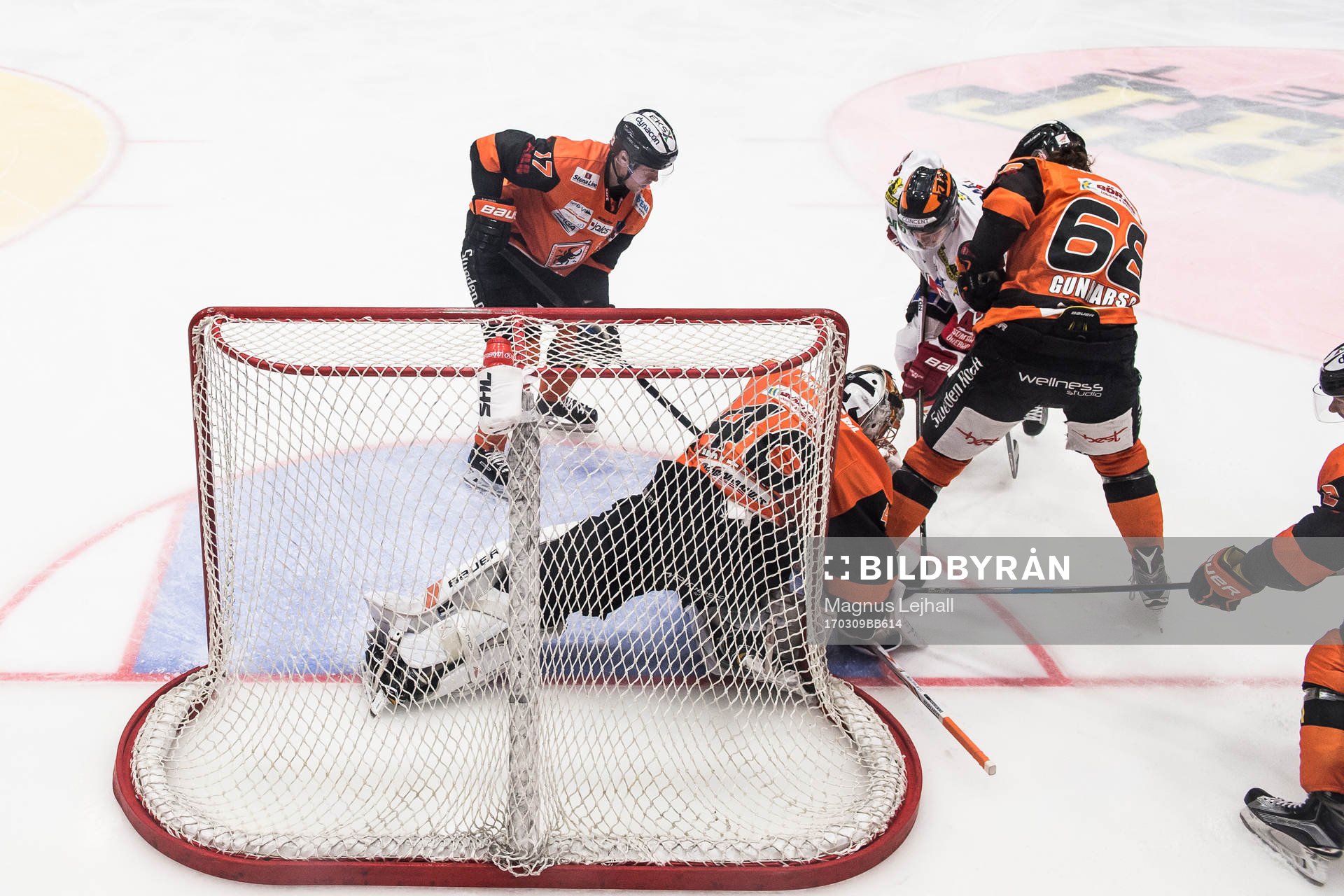 Karlskronas målvakt Johan Holmqvist räddar