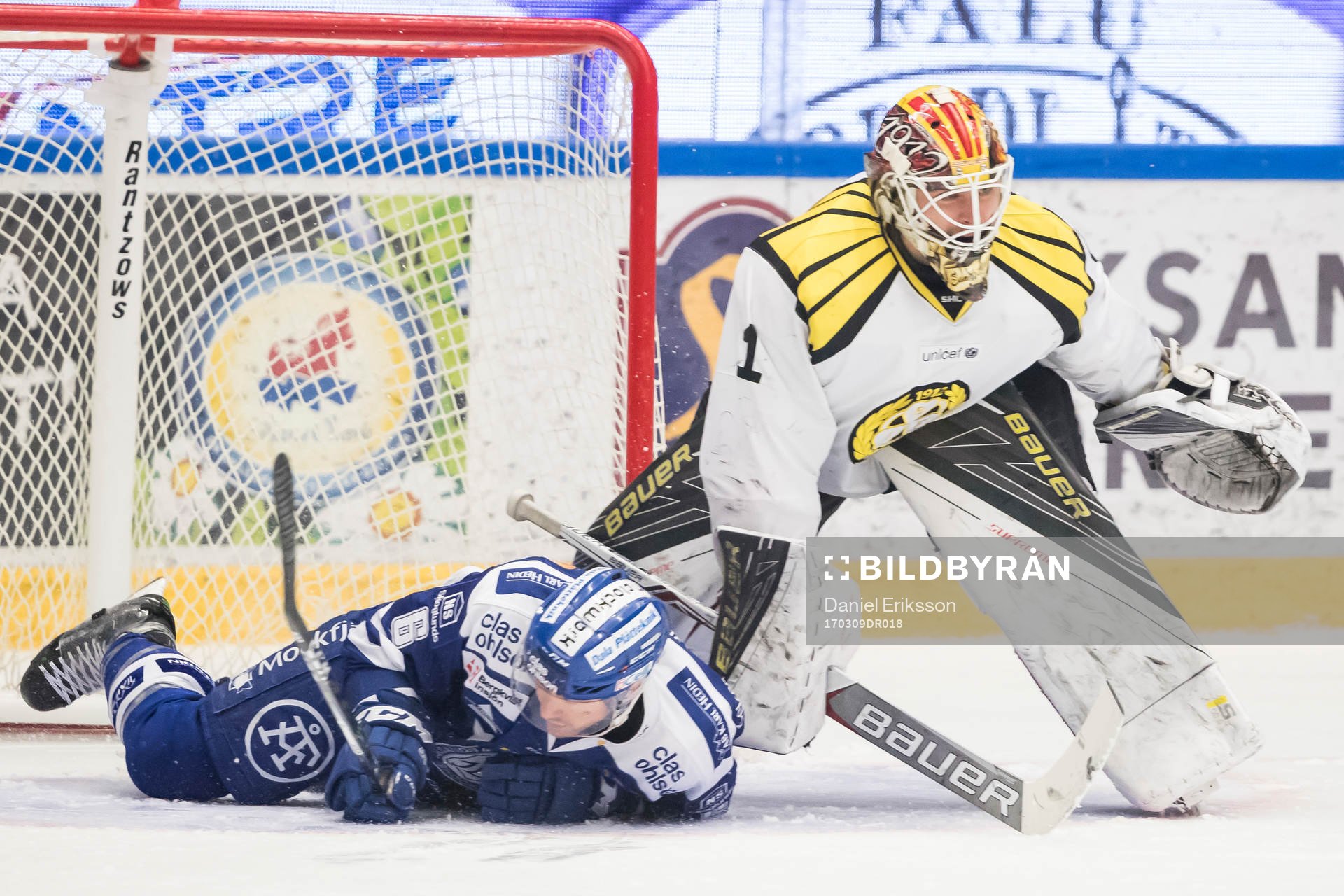 Leksands Joseph Piskula faller framför Brynäs målvakt