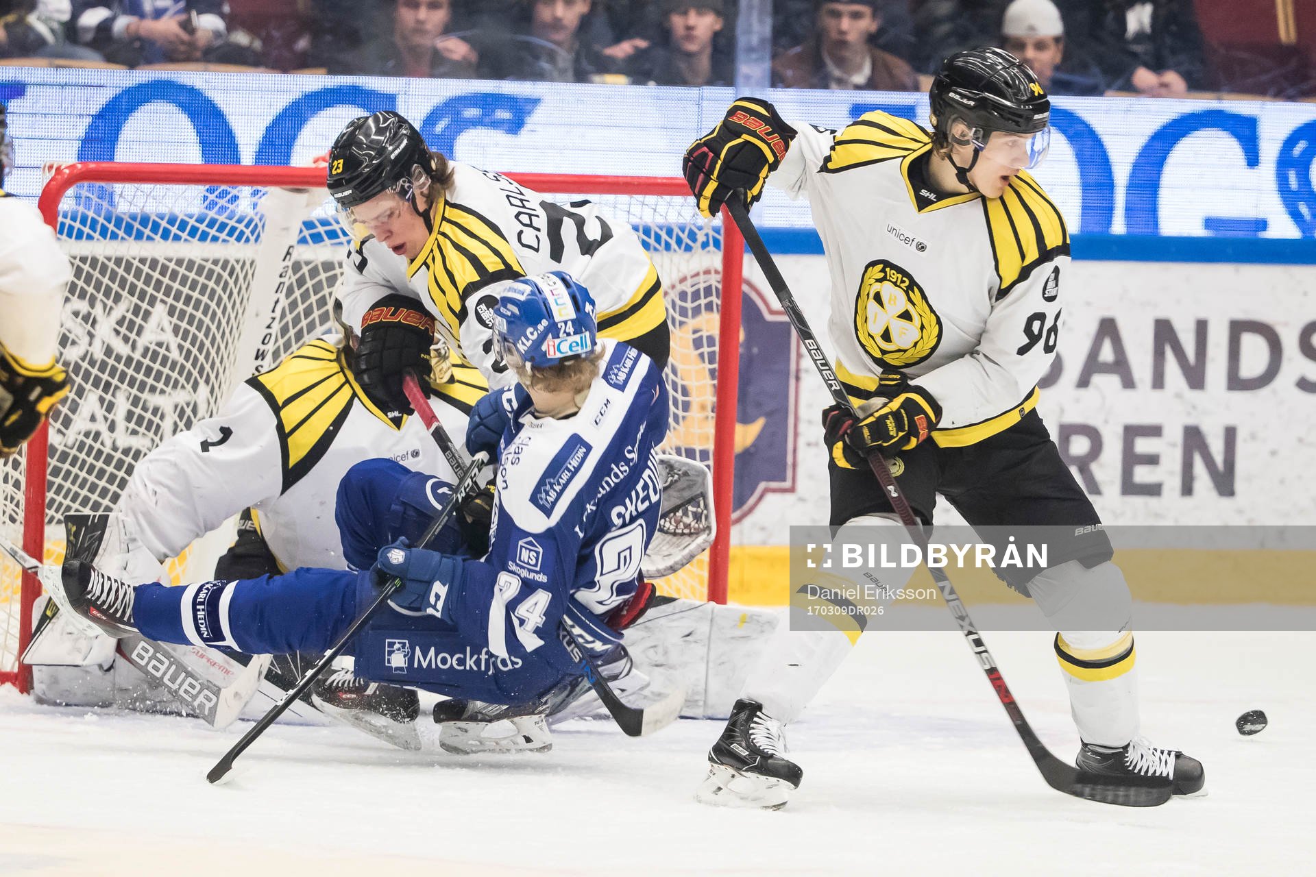 Leksands Isak Skedung faller framför Brynäs målvakt