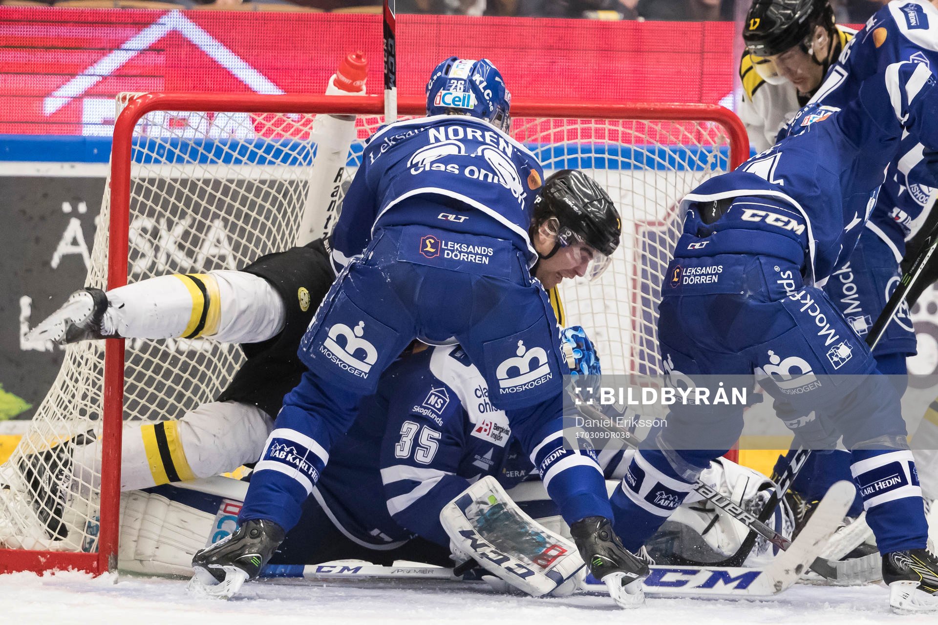 Leksands Martin Grönberg tacklar inBrynäs Ponthus