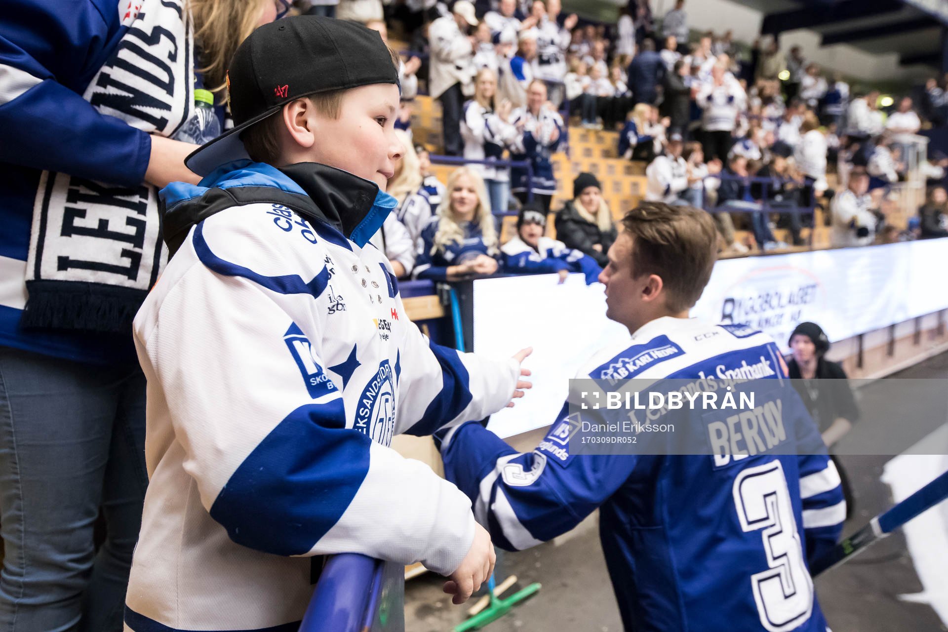 Ung supporter innan ishockeymatchen i SHL mellan Leksand