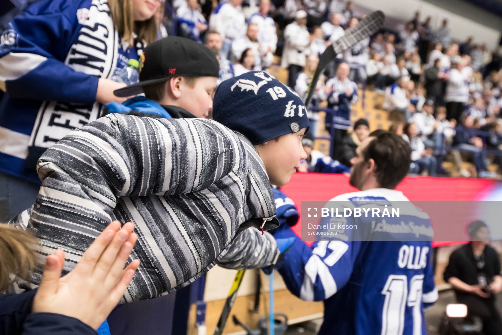 Ung supporter innan ishockeymatchen i SHL mellan Leksand