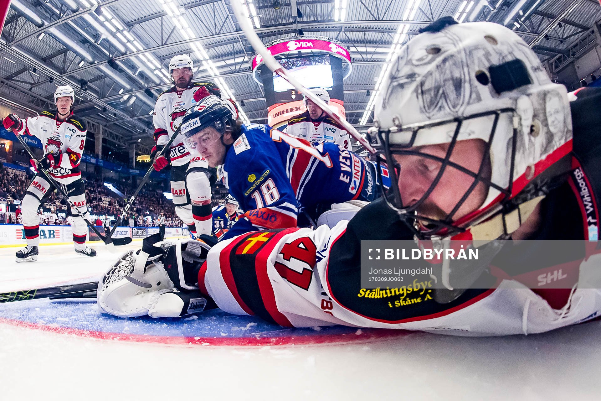 Malmö Redhawks målvakt Cristopher Nihlstorp har pucken i