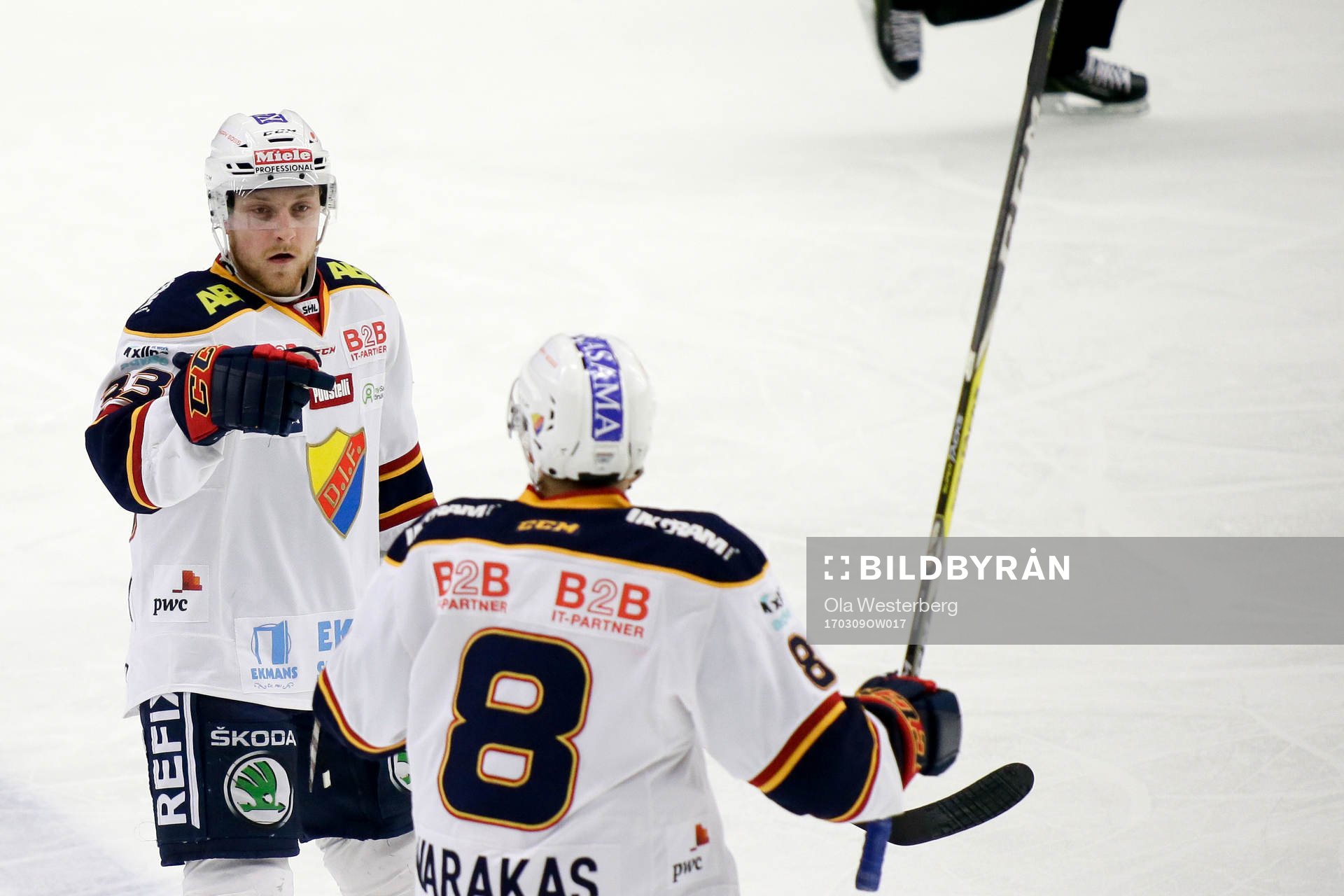 Djurgårdens Linus Hultström och Ville Varakas jublar