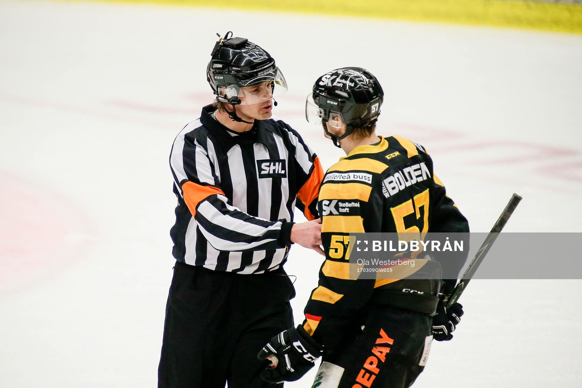 Skellefteås Emil Djuse pratar med domaren Mikael Andersson