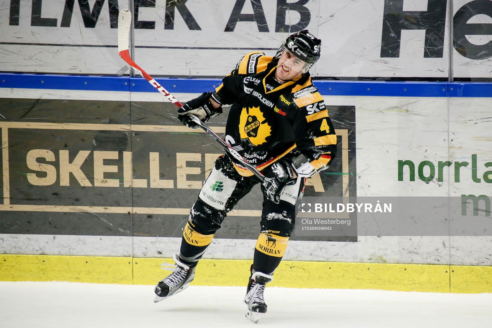 Skellefteås Bud Holloway grinar illa