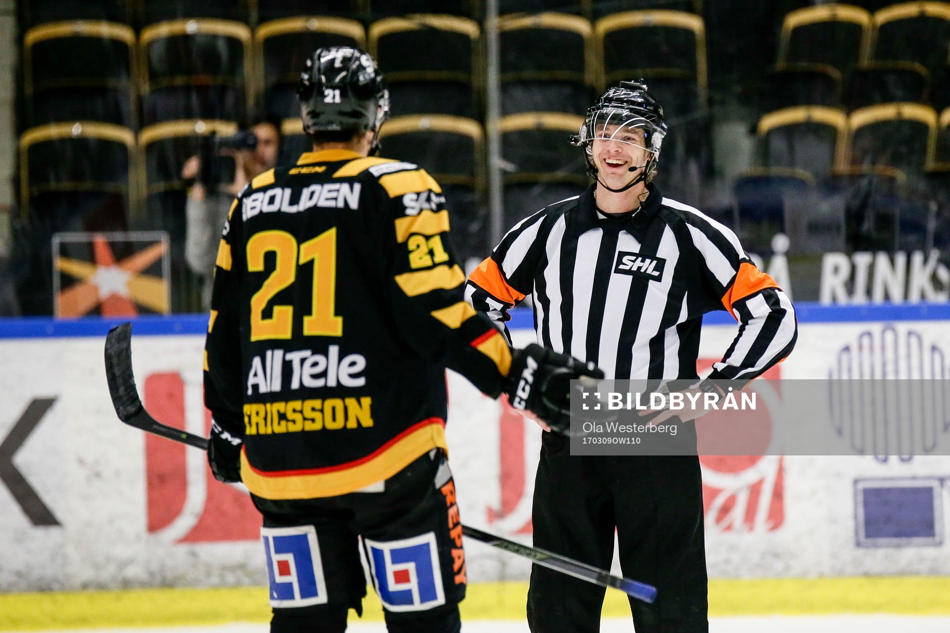 Skellefteås Jimmie Ericsson pratar med domaren Mikael