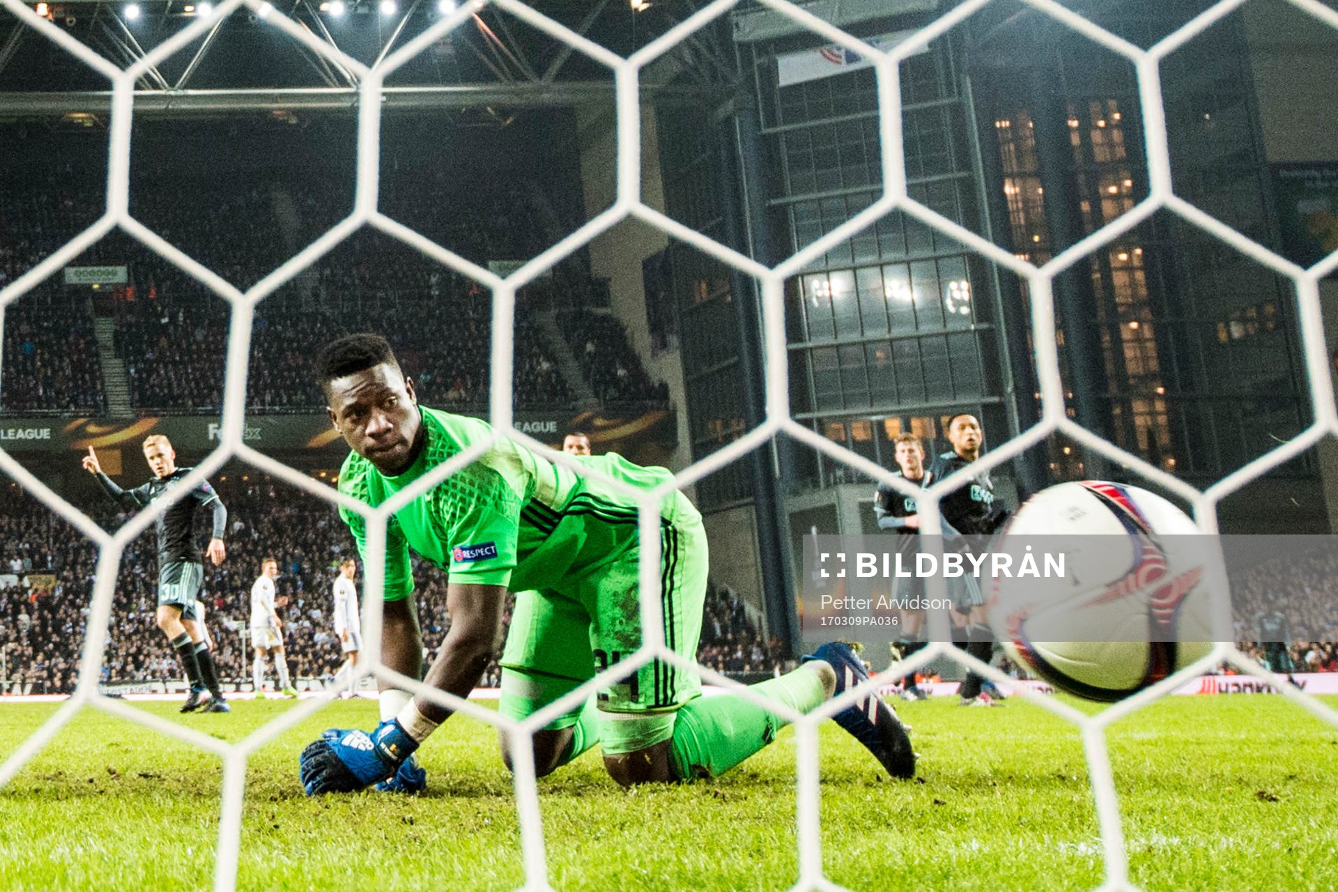 Ajaxs målvakt Andre Onana deppar