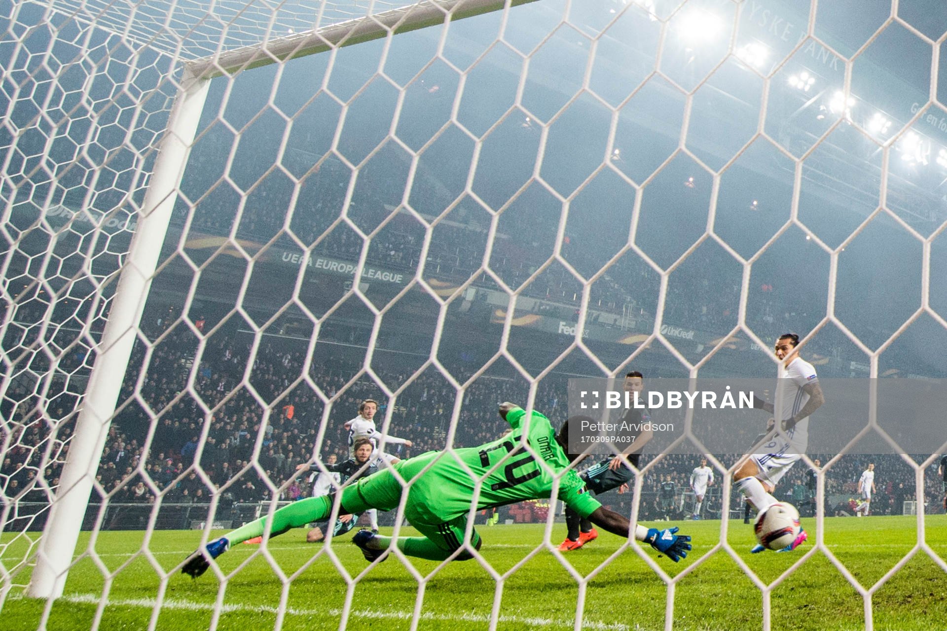 Ajaxs målvakt Andre Onana släpper in 1-0 målet av FC