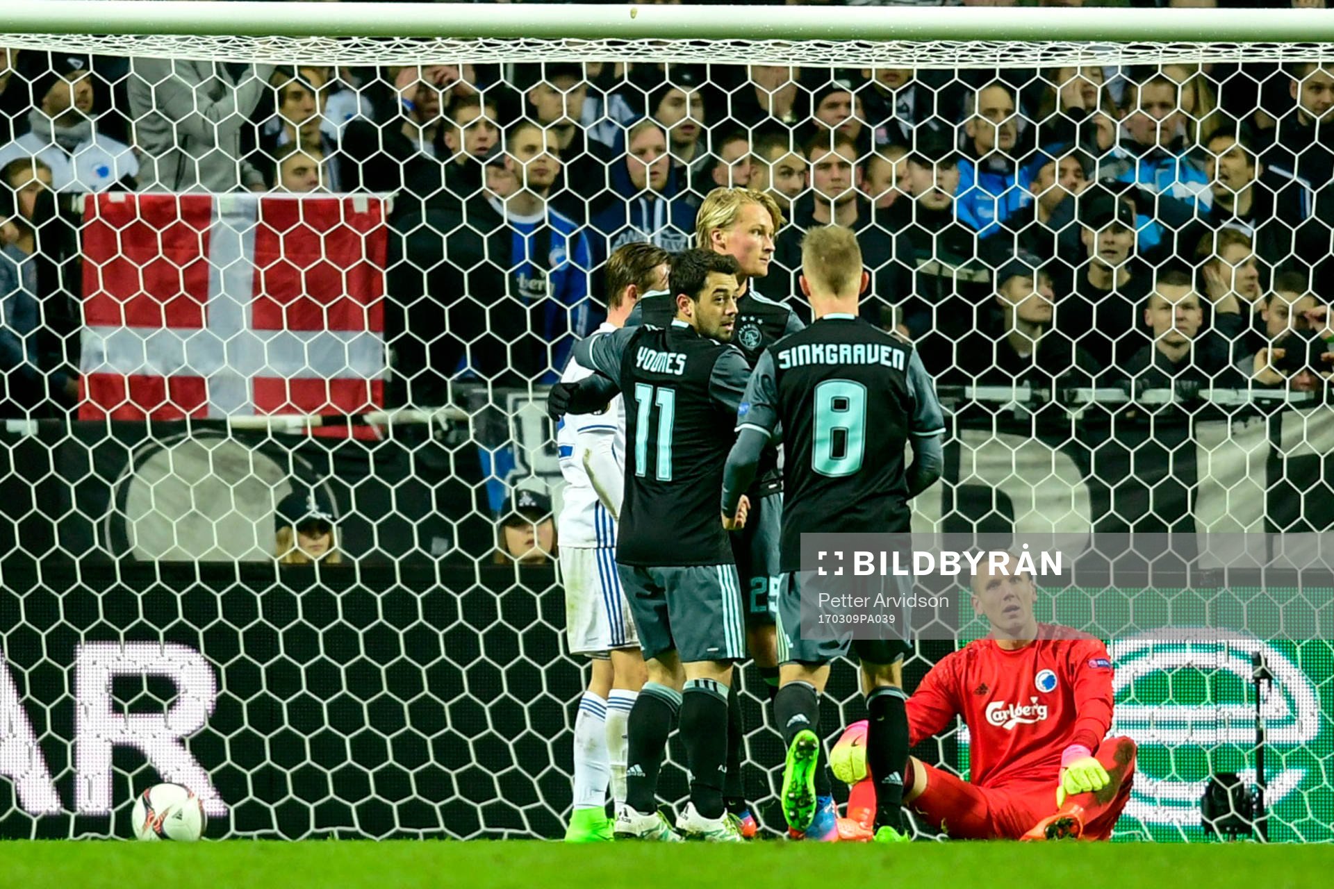 Ajaxs Kasper Dolberg jublar med lagkamrater