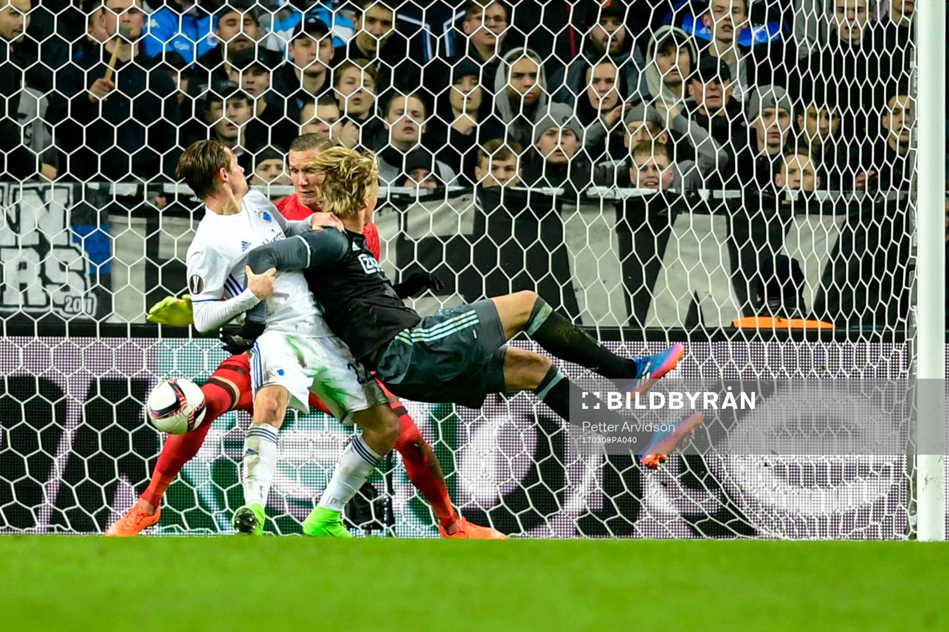 Ajaxs Kasper Dolberg gör 1-1