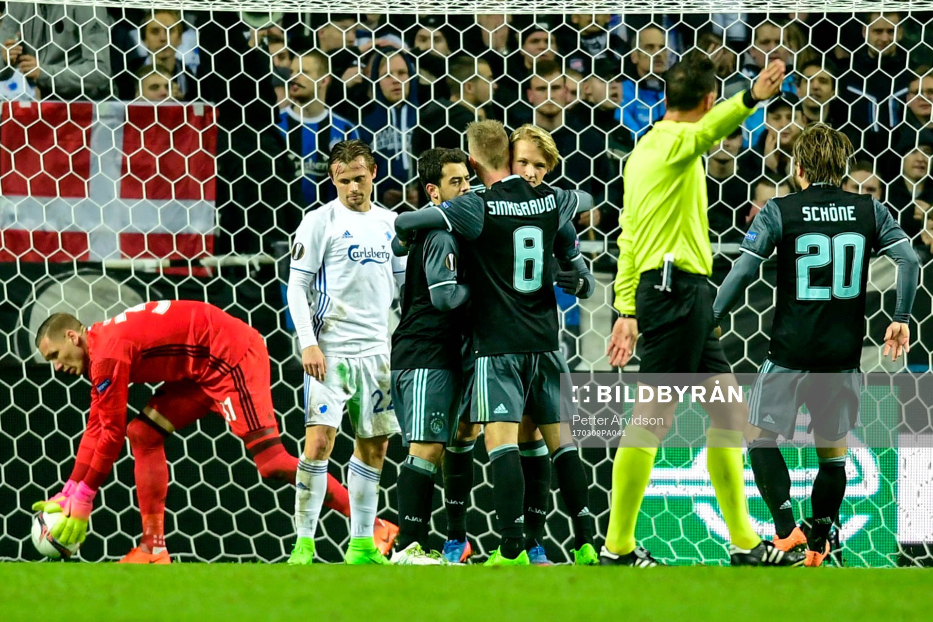 Ajaxs Kasper Dolberg jublar med lagkamrater