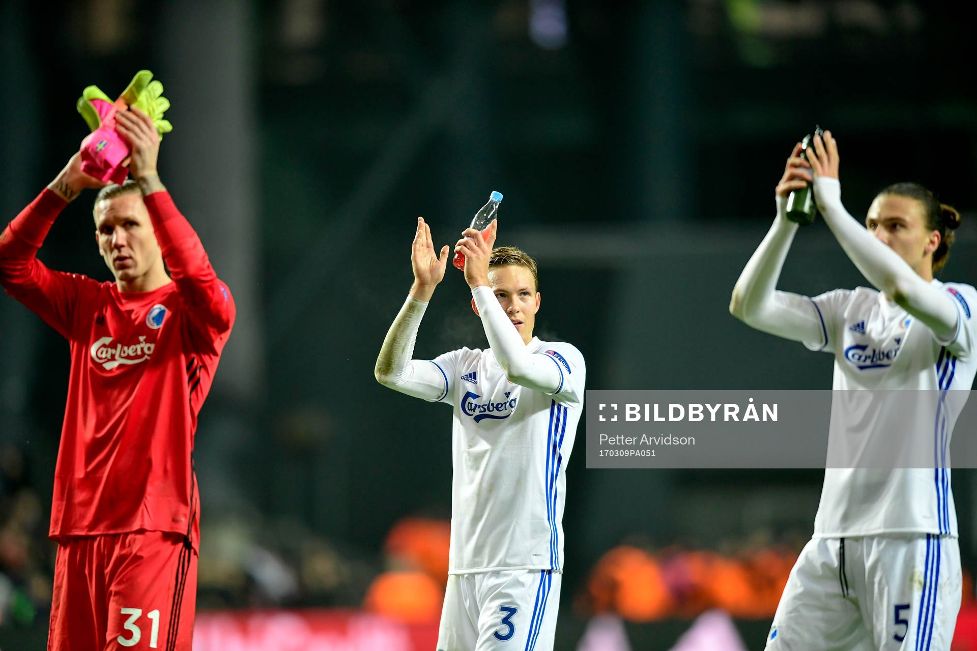 FC Köpenhamns målvakt Robin Olsen, Ludwig Augustinsson och Erik Johansson tackar fansen efter fotbollsmatchen i åttondelsfinalen i Europa League mellan Köpenhamn och Ajax den 9 mars 2017 i Köpenhamn.