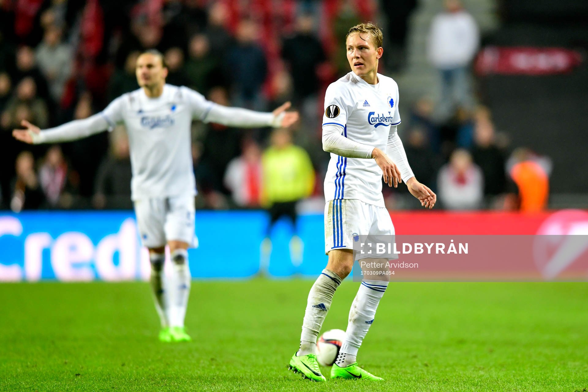 FC Köpenhamns Erik Johansson och Ludwig Augustinsson deppar