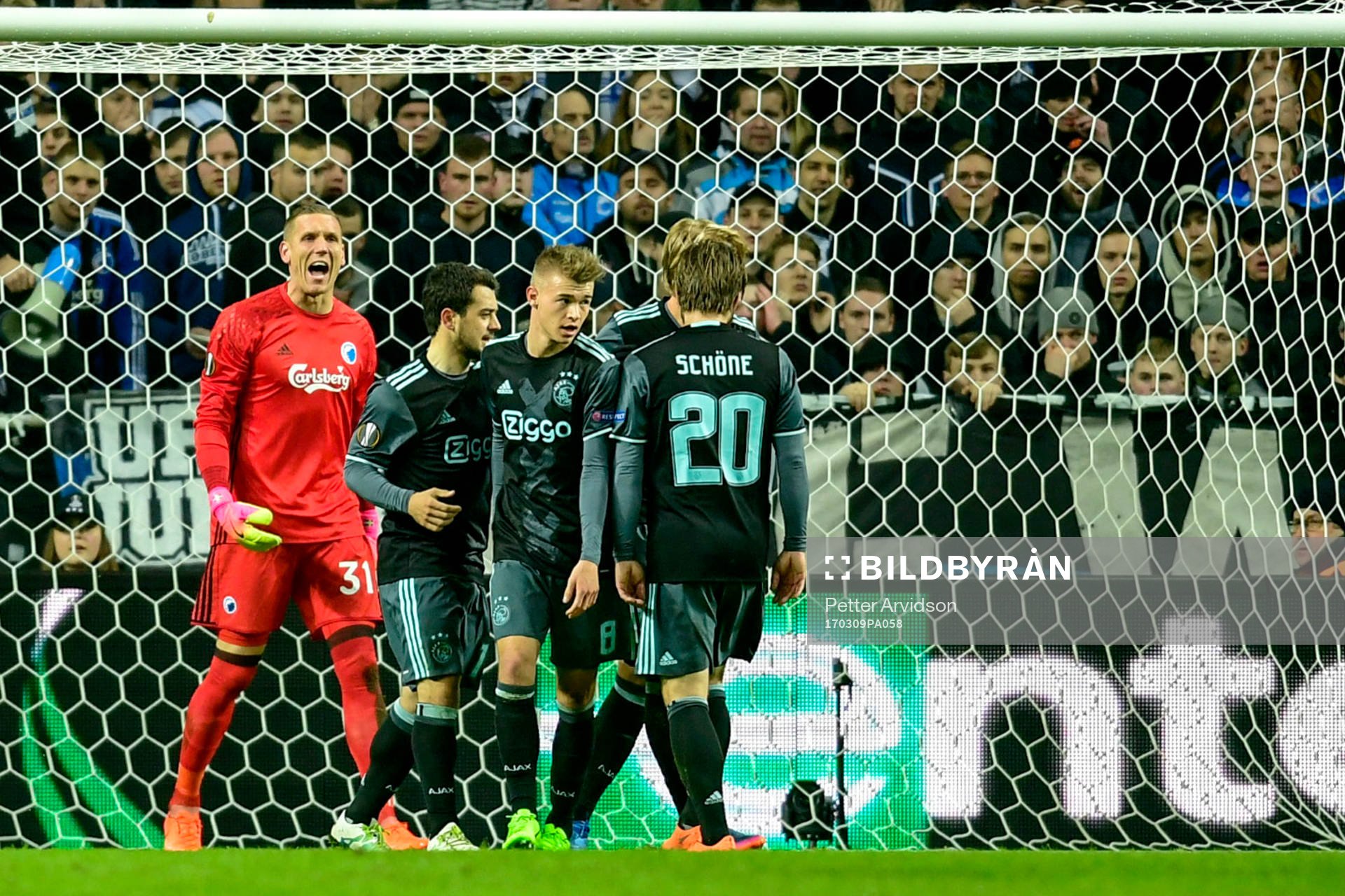 FC Köpenhamns målvakt Robin Olsen deppar