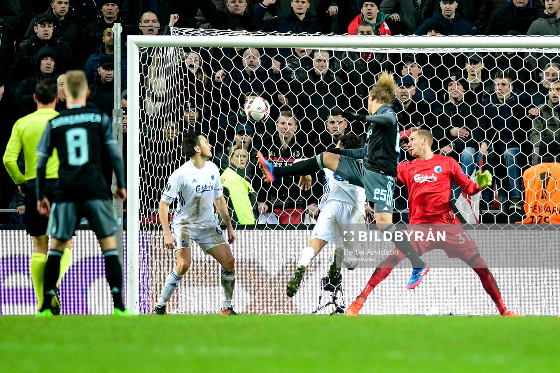 Ajaxs Kasper Dolberg gör mål bakom FC Köpenhamns