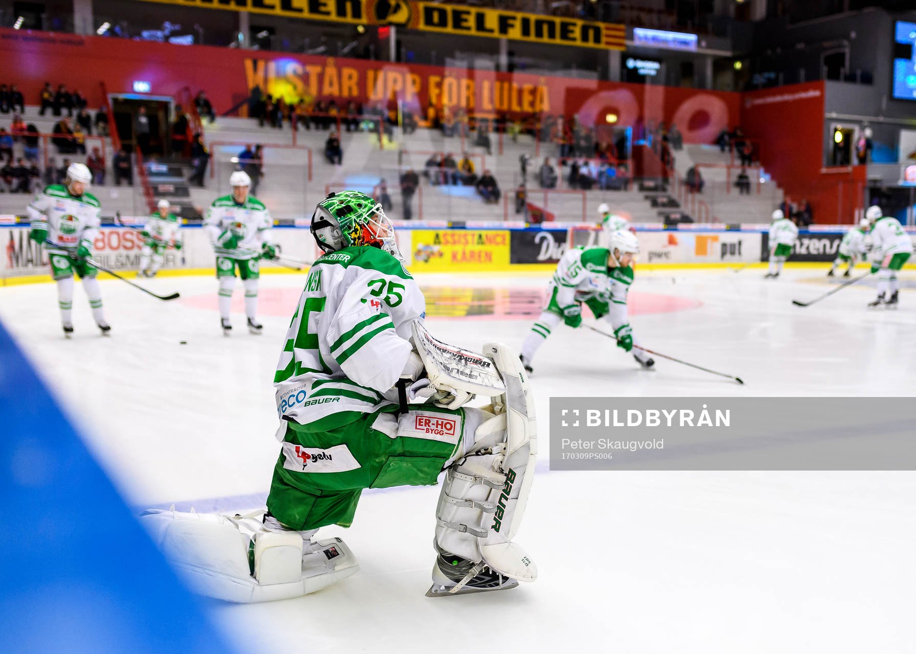 Rögles målvakt Oscar Dansk på uppvärmningen